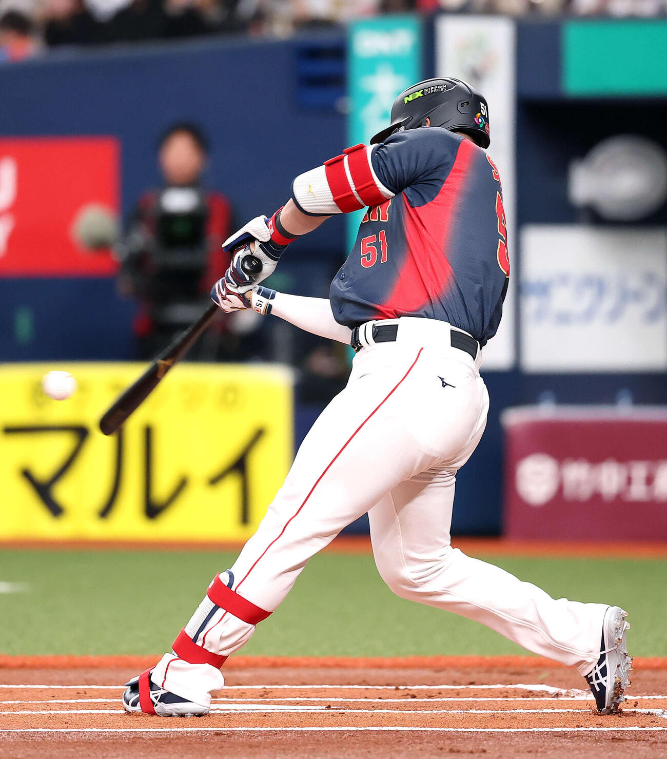 日本対阪神　1回裏2死、左中間先制ソロ本塁打を放つ鈴木（撮影・河田真司）