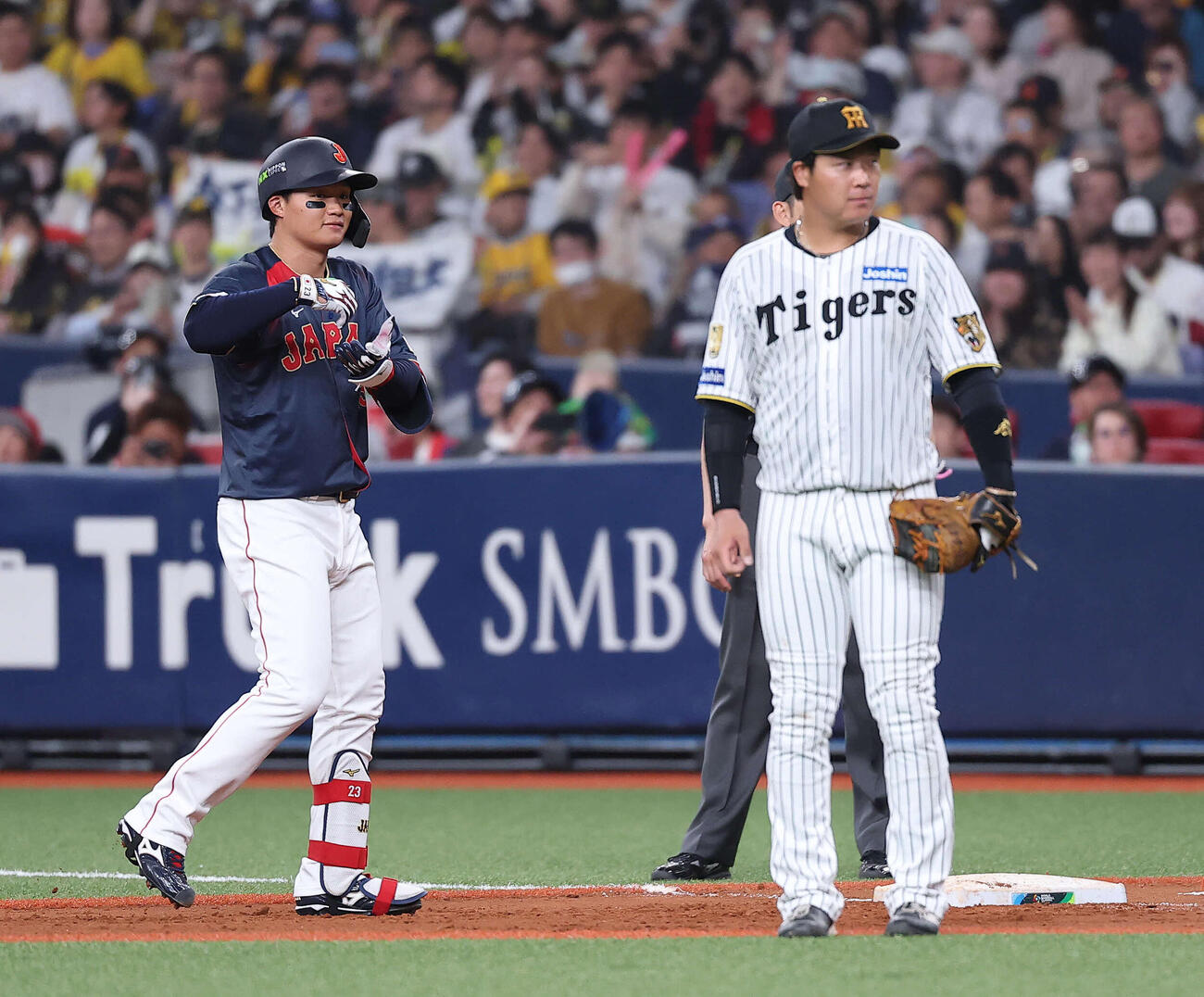 阪神対日本　7回表日本2死二、三塁、中前適時打を放ち出塁する森下（撮影・河田真司）
