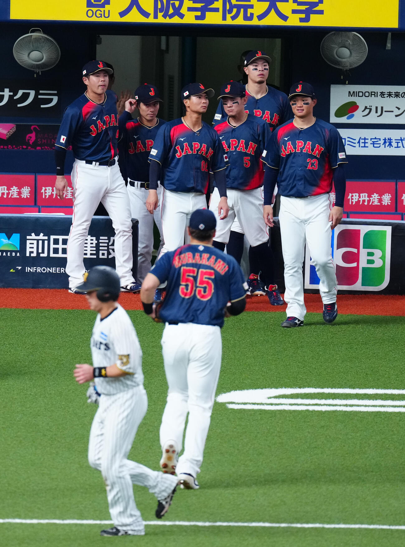阪神対日本　3回裏を終え村上（手前）らナインを出迎える森下（右）ら（撮影・垰建太）