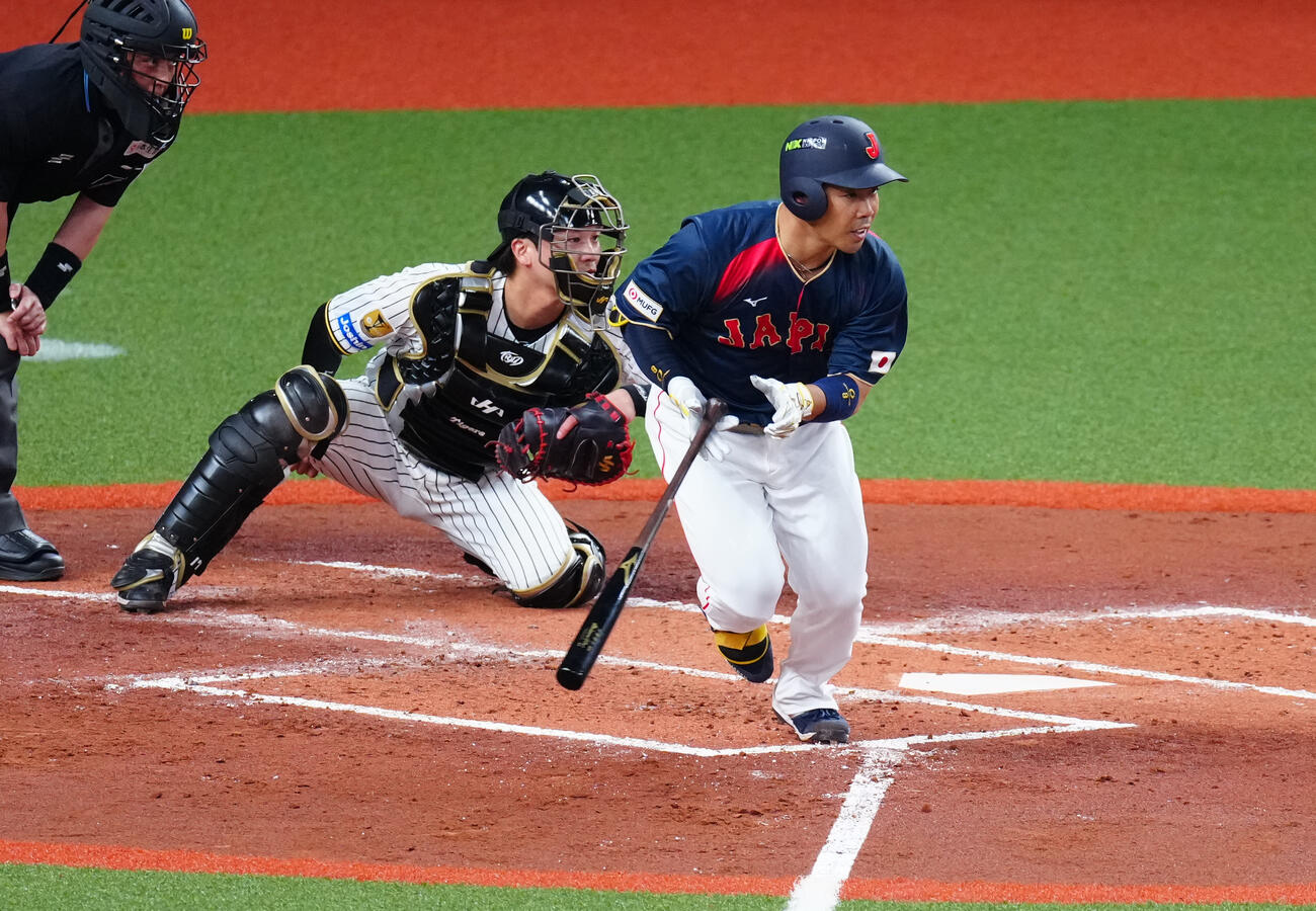 阪神対日本　3回表日本2死三塁、適時打を放つ近藤（撮影・垰建太）