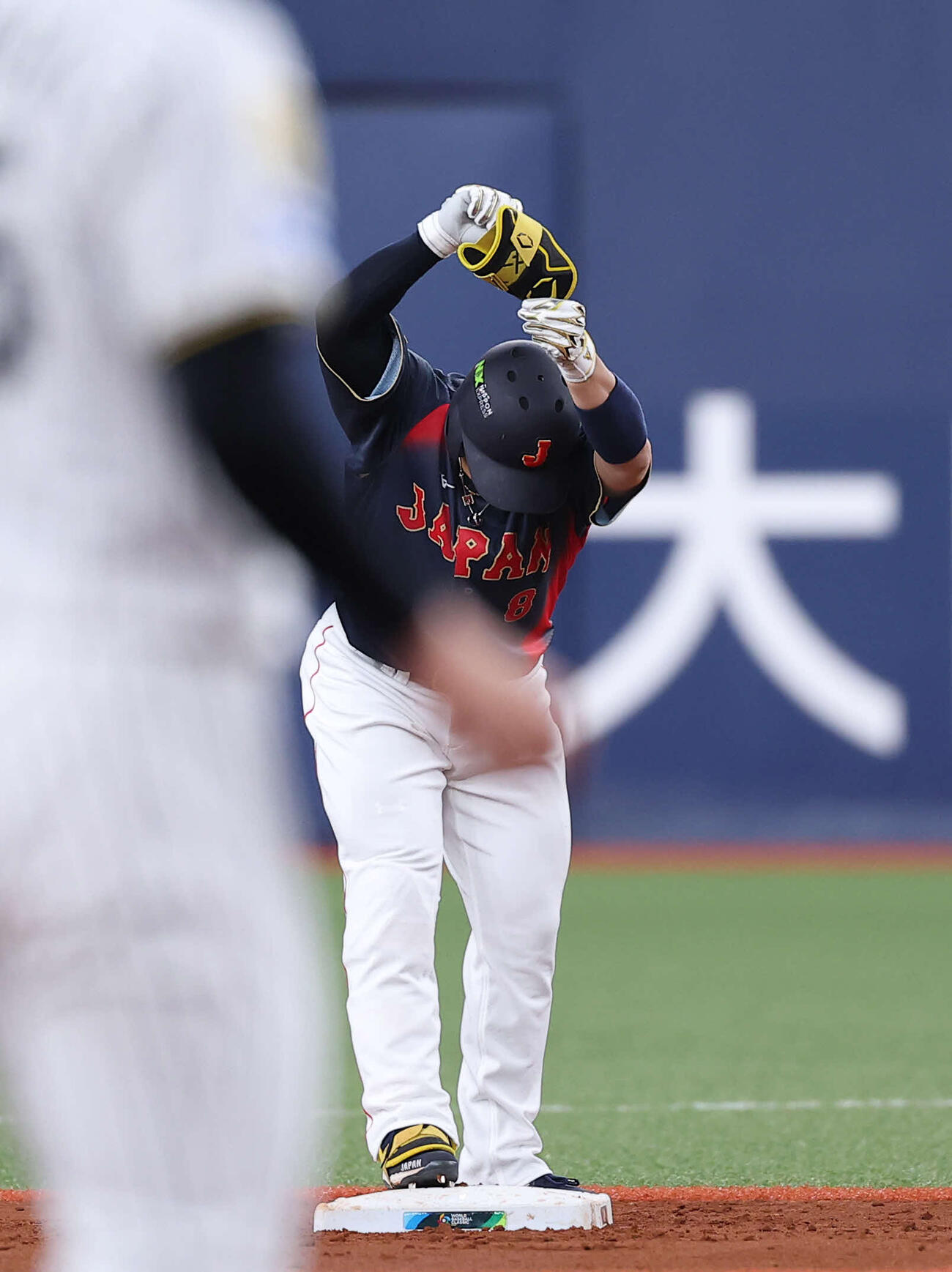 阪神対日本　6回表日本1死、中前打を放ち出塁する近藤（撮影・河田真司）