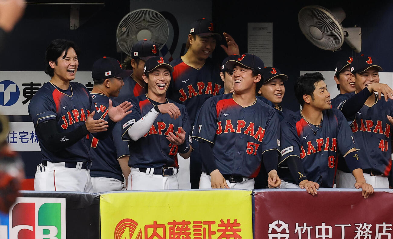 阪神対日本　1回表日本2死、大谷（左）は鈴木のソロ本塁打に笑顔を見せる（撮影・上田博志）