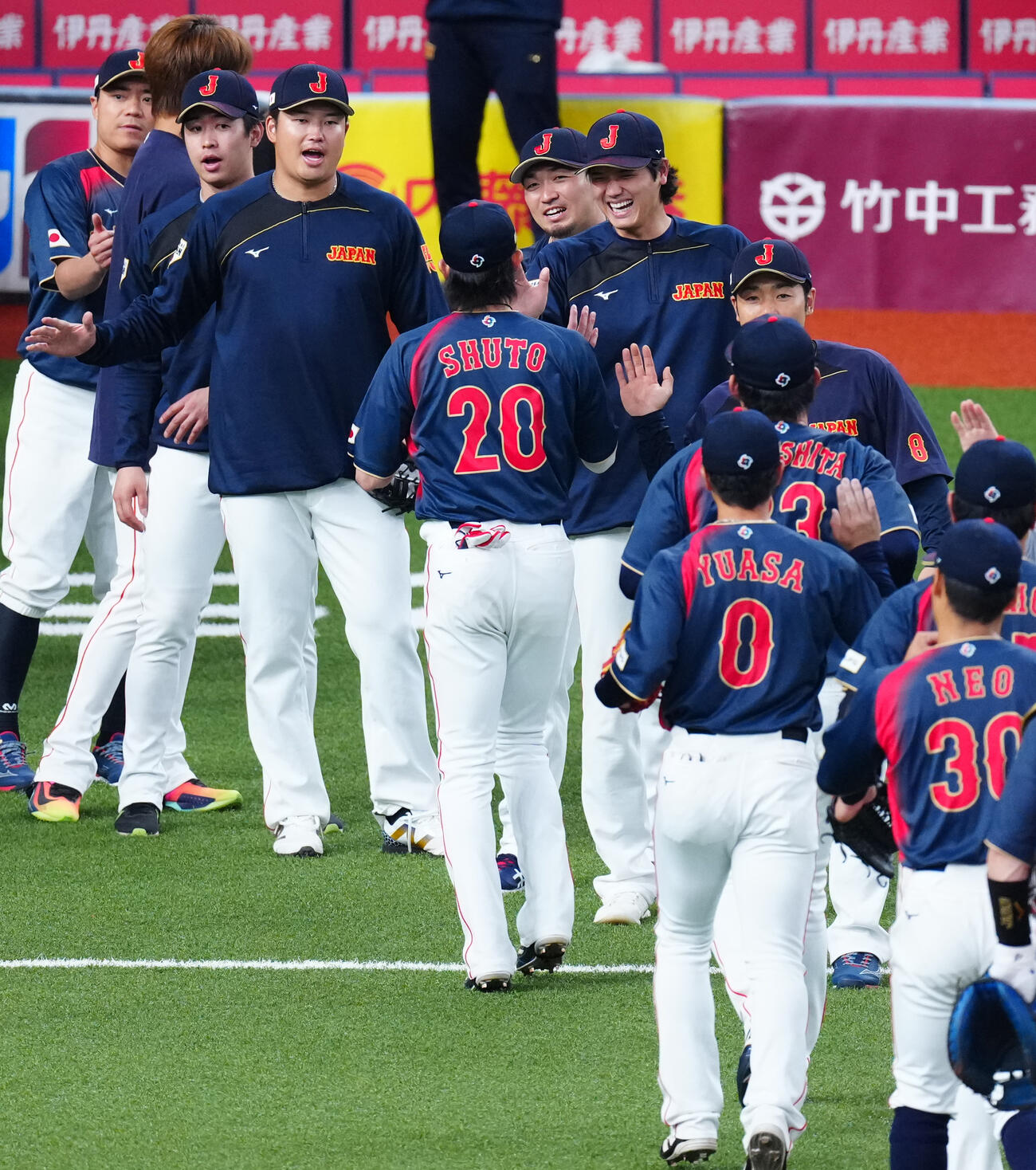 阪神対日本　阪神に勝利し笑顔でタッチを交わす鈴木（中央左）、大谷（同右）らナイン（撮影・垰建太）