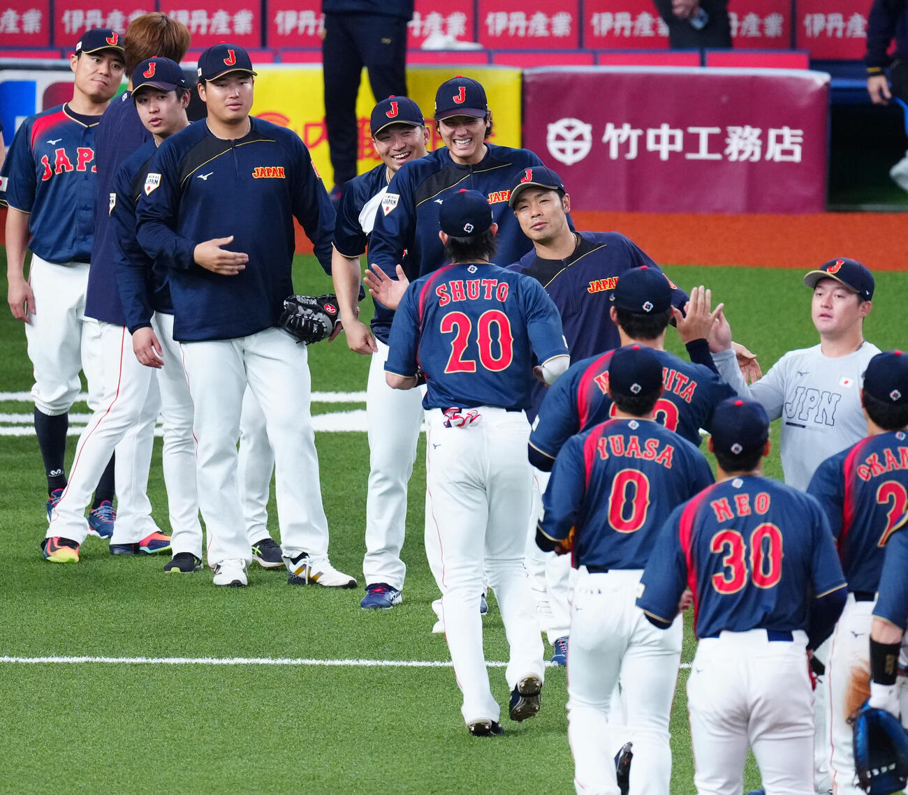 阪神対日本　阪神に勝利し笑顔でタッチを交わす鈴木（中央左）、大谷（同右）らナイン（撮影・垰建太）