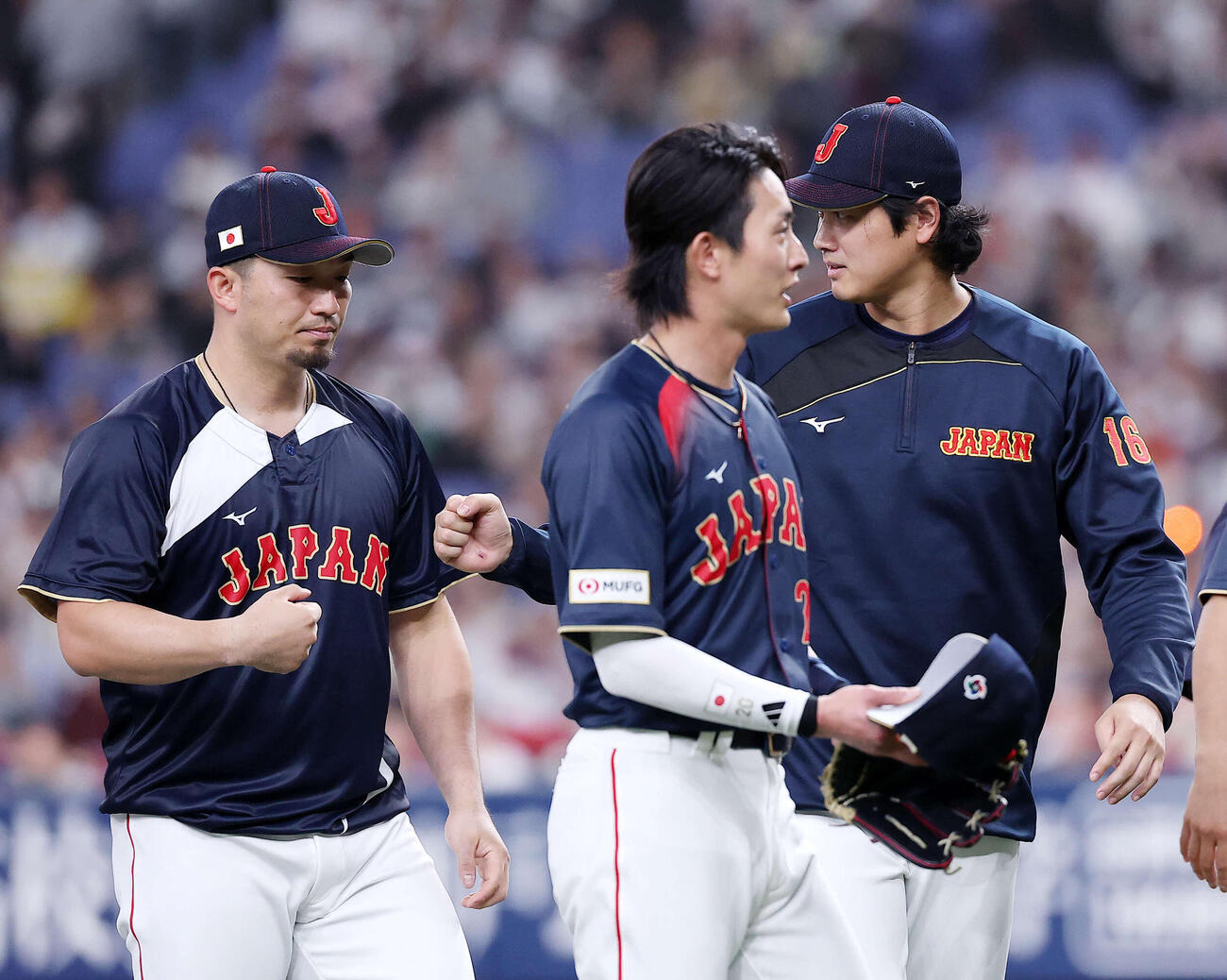 阪神との強化試合を終え、グータッチを交わす鈴木(左)と大谷（撮影・河田真司）