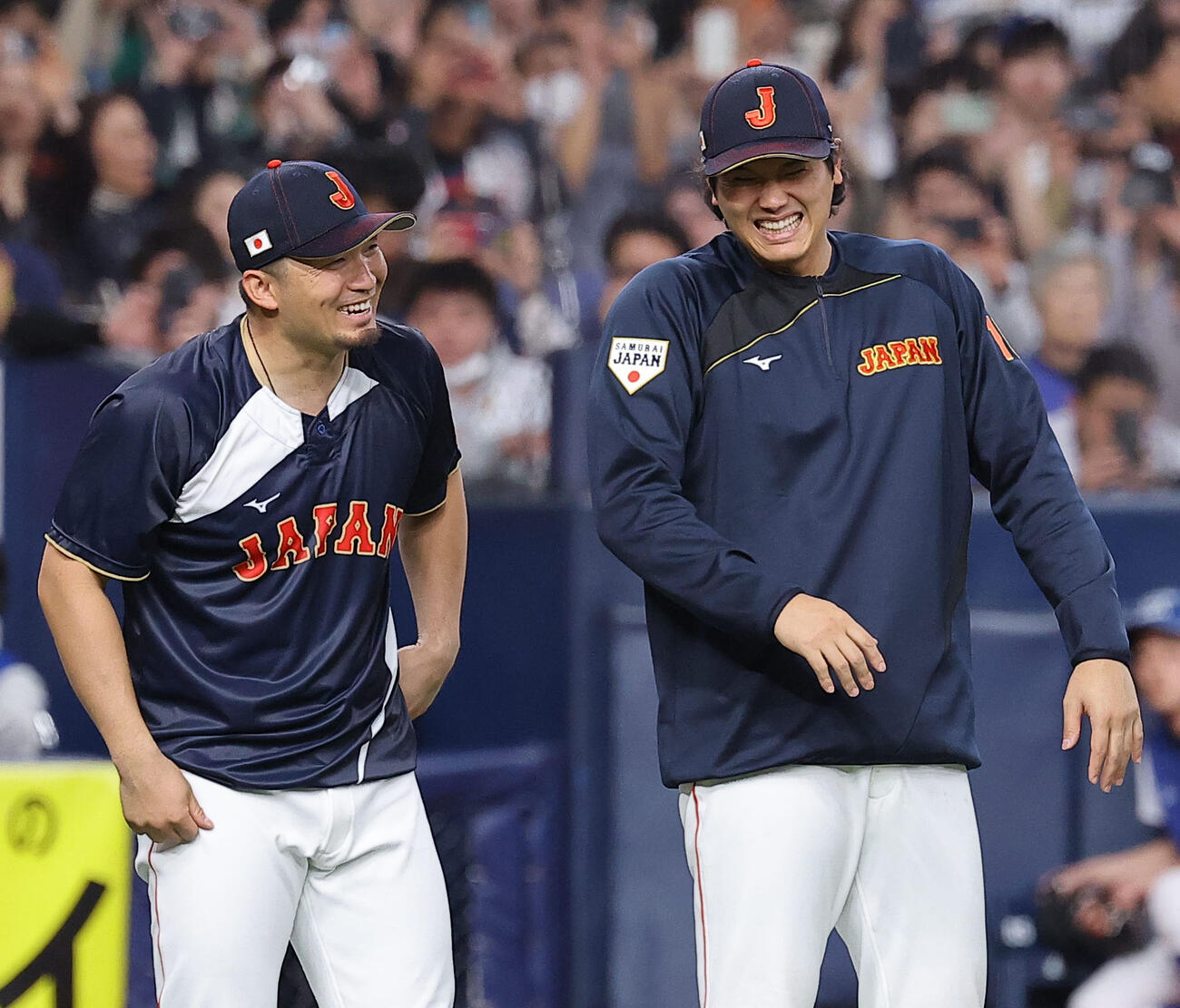 阪神対日本　鈴木（左）と笑顔を見せる大谷（撮影・上田博志）