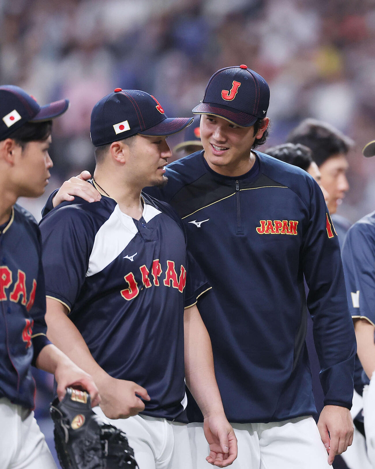 阪神との強化試合を終え、言葉を交わしながら移動する鈴木(左)と大谷（撮影・河田真司）