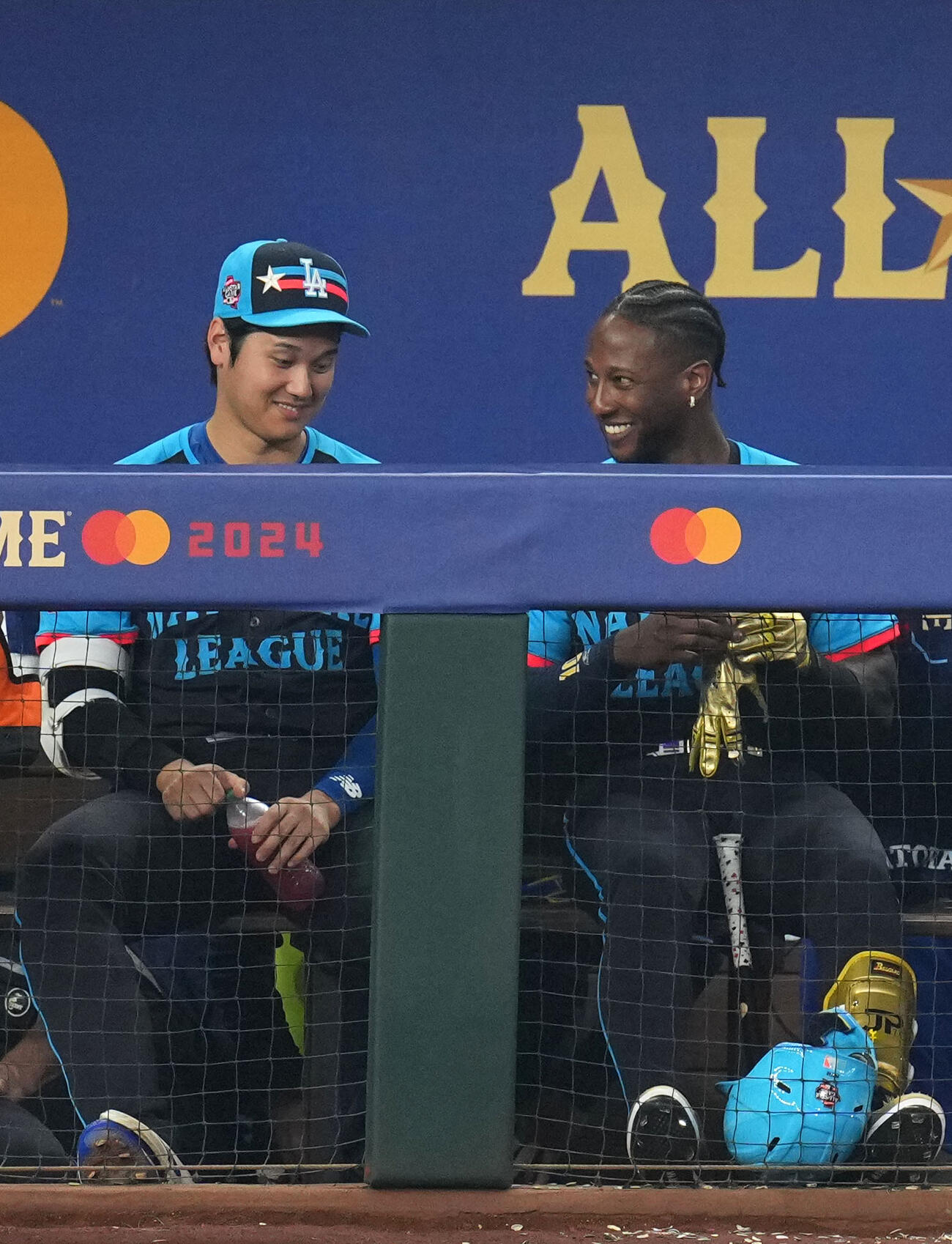 オールスターでプロファー（右）と言葉を交わすドジャース大谷（2024年7月撮影）
