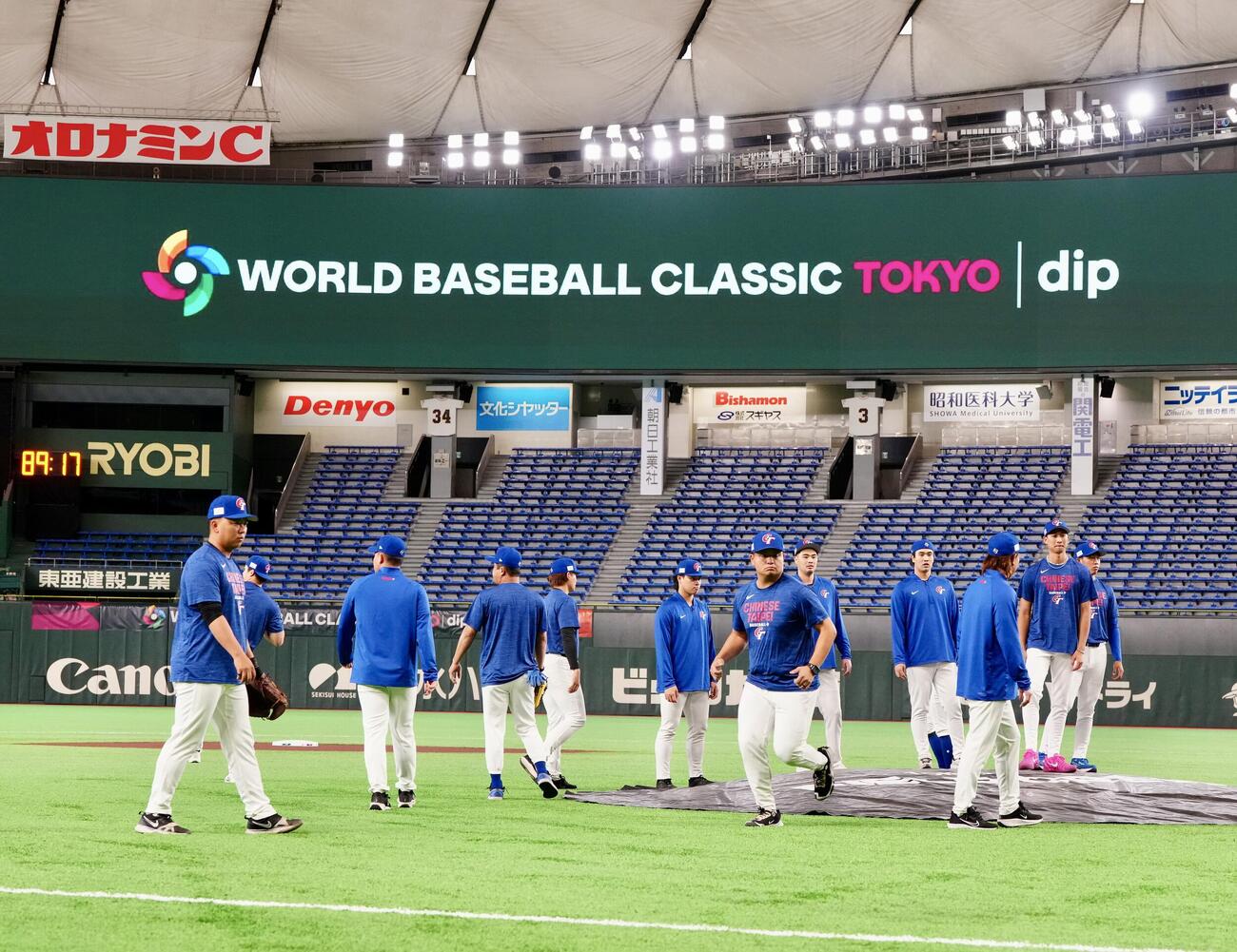 WBC公式練習を行う台湾代表の選手たち（撮影・江口和貴）