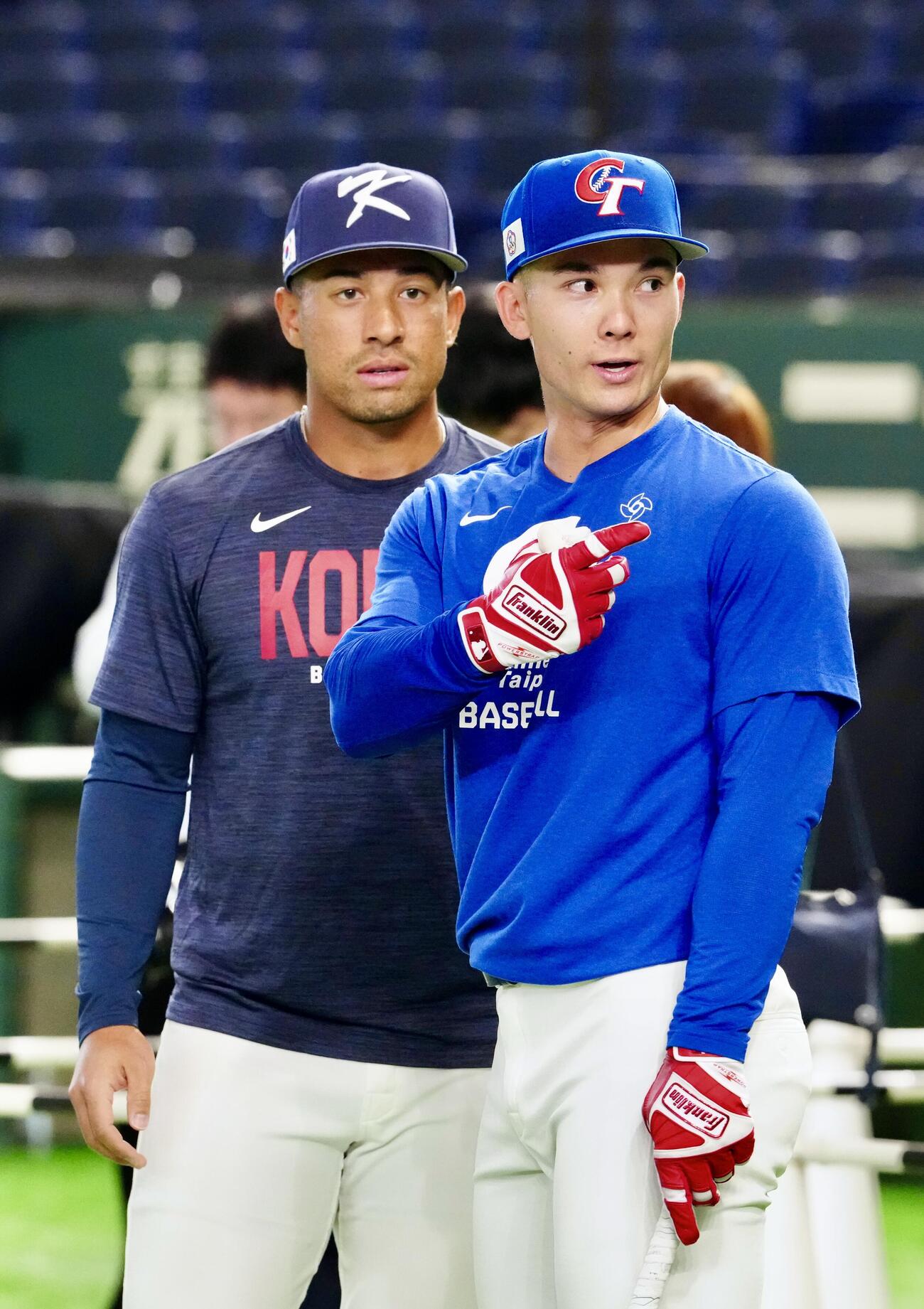 WBC公式練習中、言葉を交わす台湾代表のフェアチャイルド（右）と韓国代表のジョーンズ（撮影・江口和貴）
