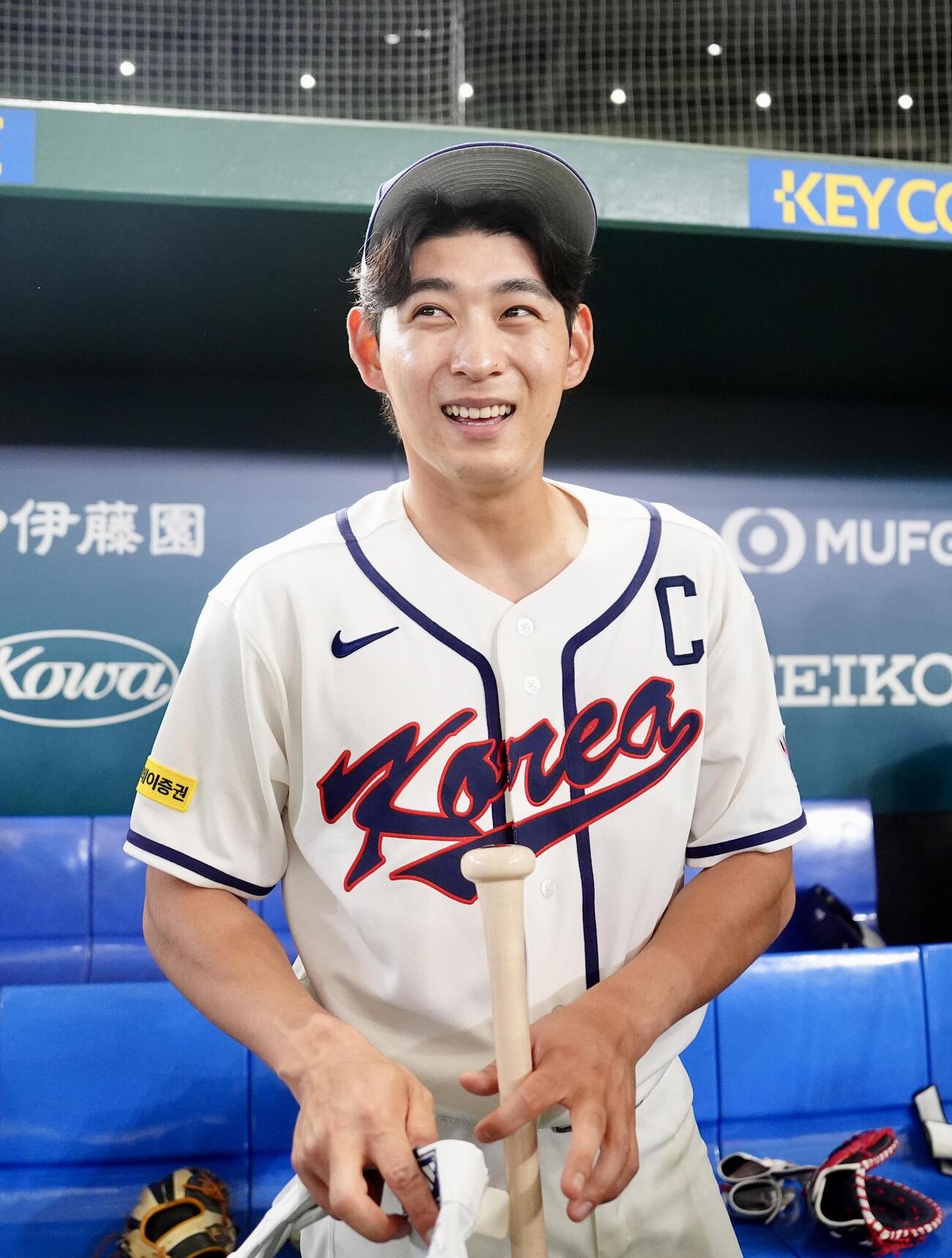 WBC公式練習中、笑顔を見せる韓国代表の李政厚（撮影・江口和貴）