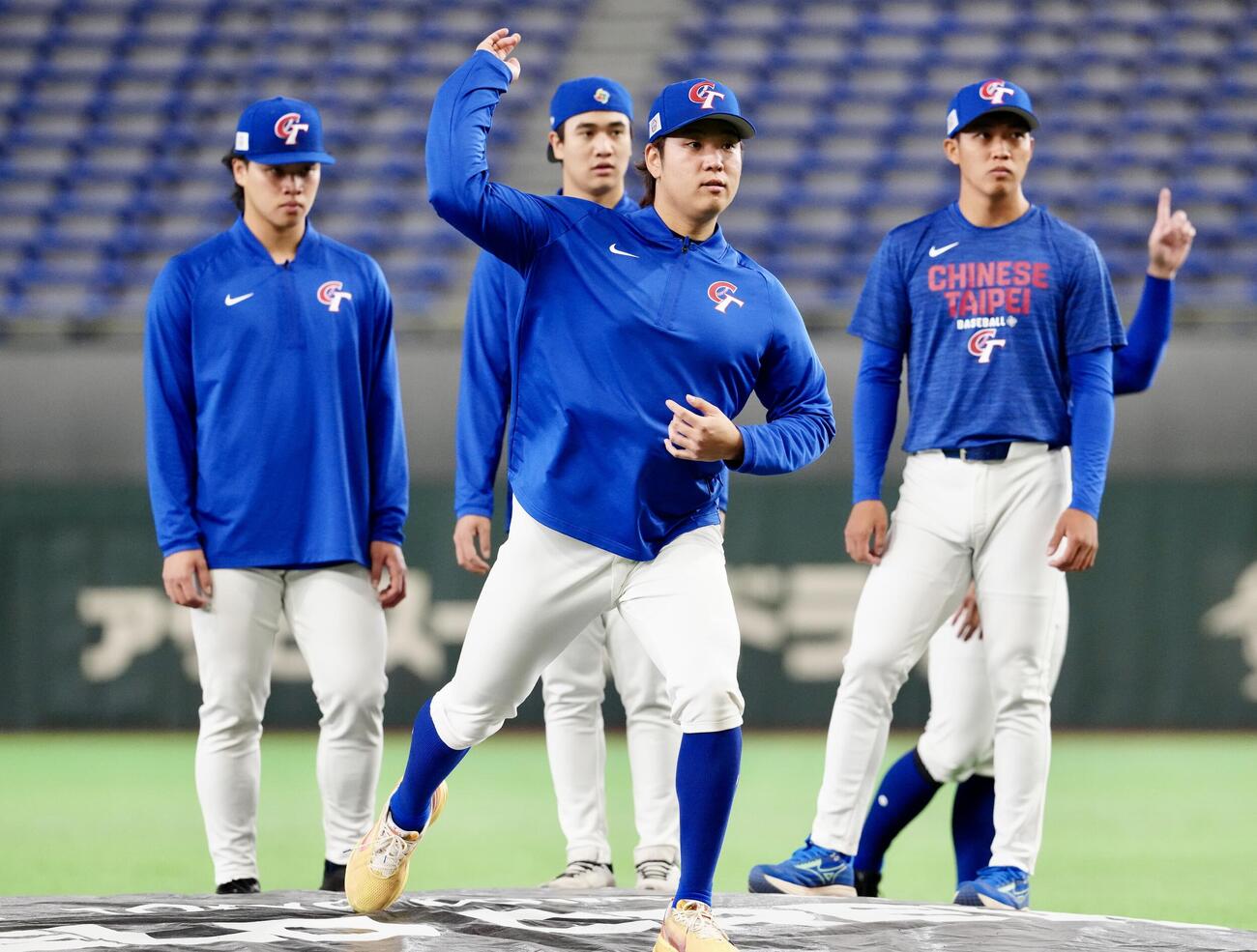 WBC公式練習を行う台湾代表の古林睿煬（中央）ら（撮影・江口和貴）