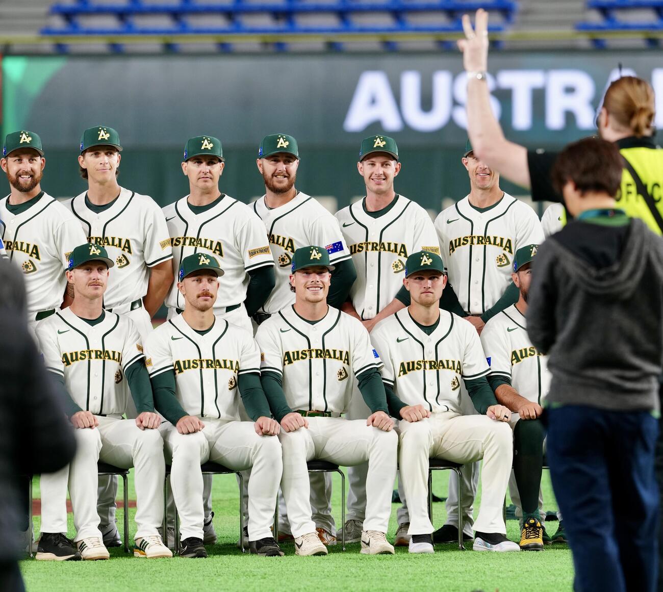 WBC公式練習後、集合写真に納まるオーストラリア代表のバザナ（前列中央）ら選手たち＝2026年3月4日