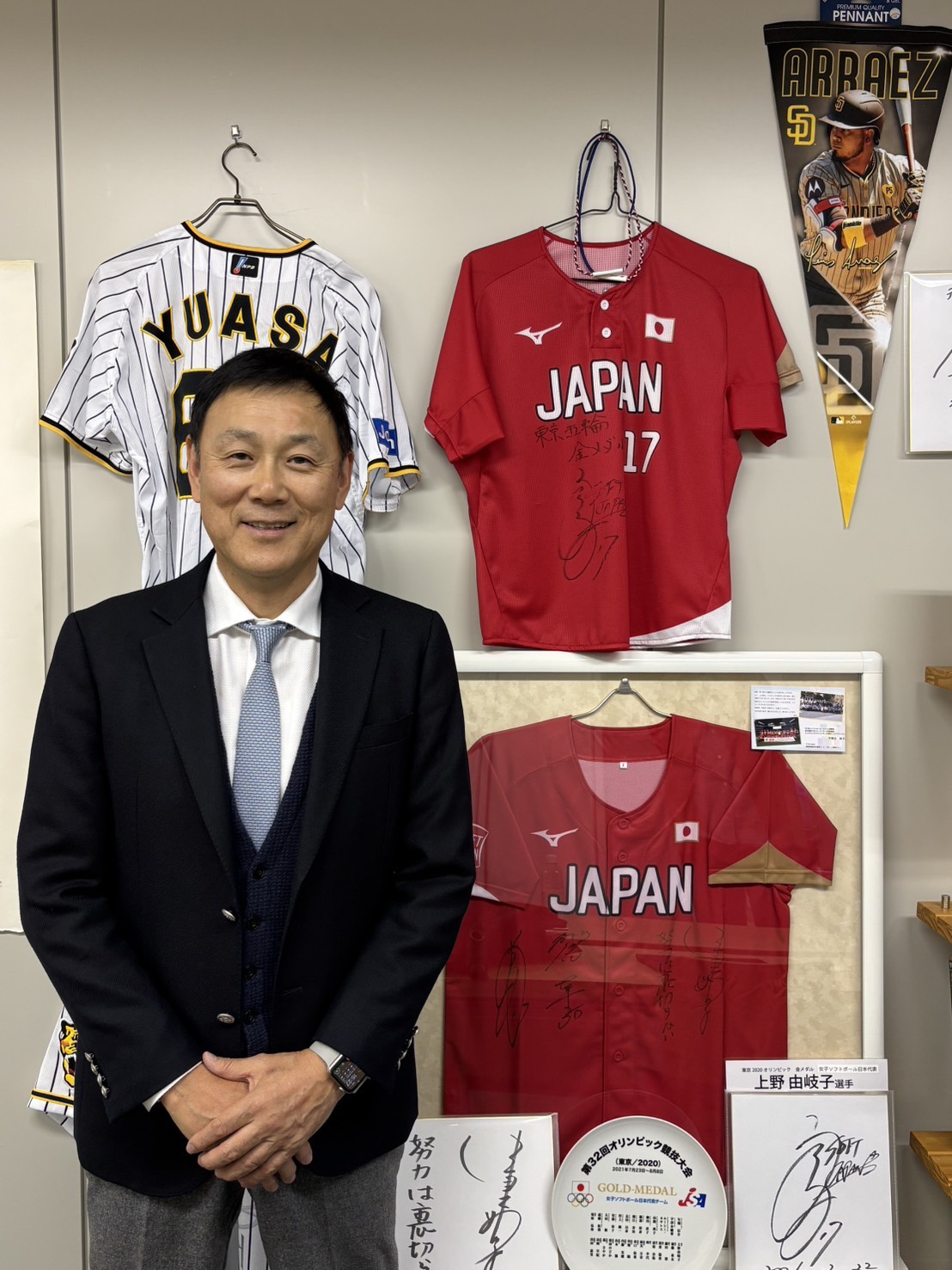 笑顔で写真に納まるテイコク製薬社の畠山兼一郎社長（撮影・久保賢吾）
