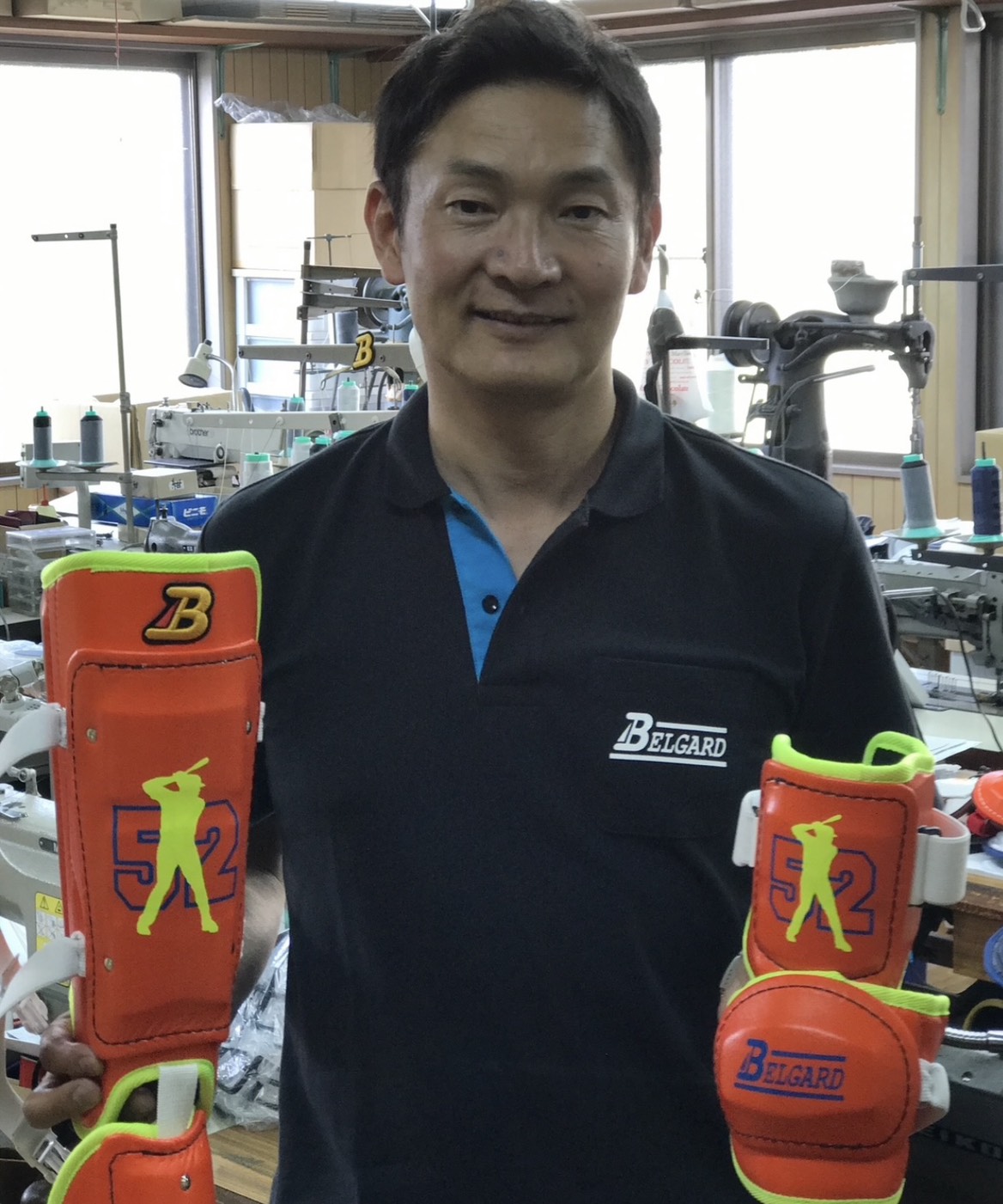 「ベルガード」の打者防具を製作する永井和人さん（本人提供）