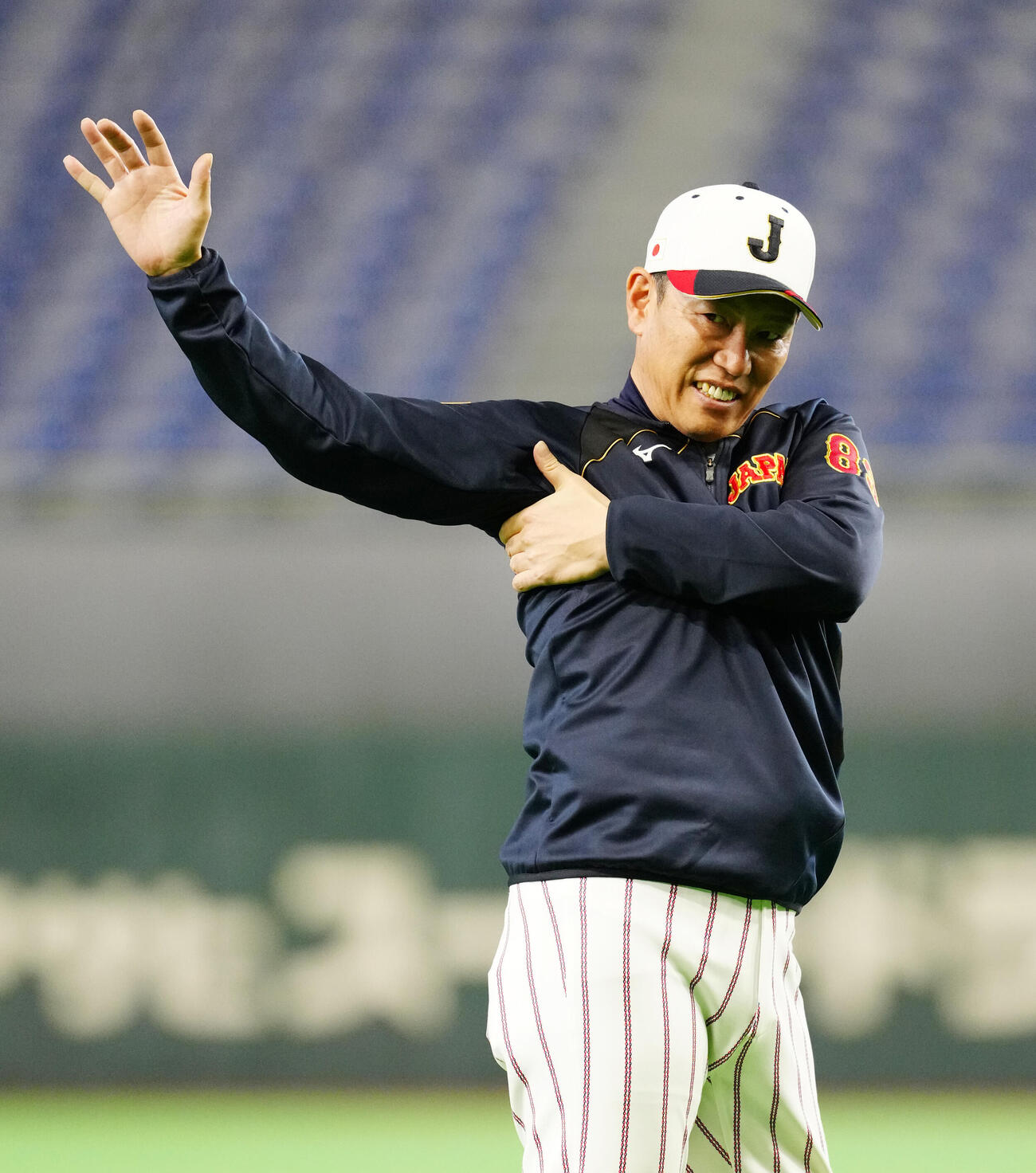 マウンド付近からの投球後、腕を回す井端監督（撮影・江口和貴）