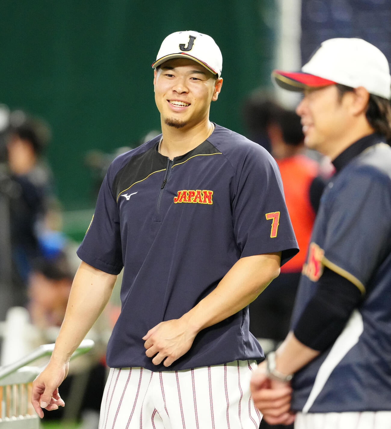 WBC公式練習で笑顔を見せる佐藤（撮影・江口和貴）
