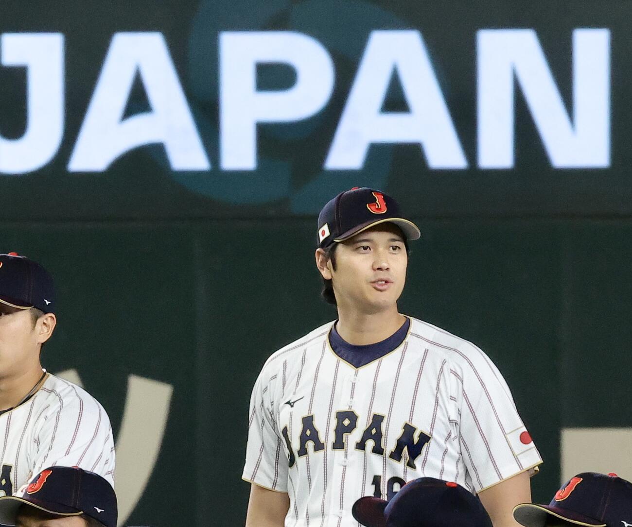 集合写真に臨む大谷（撮影・河田真司）
