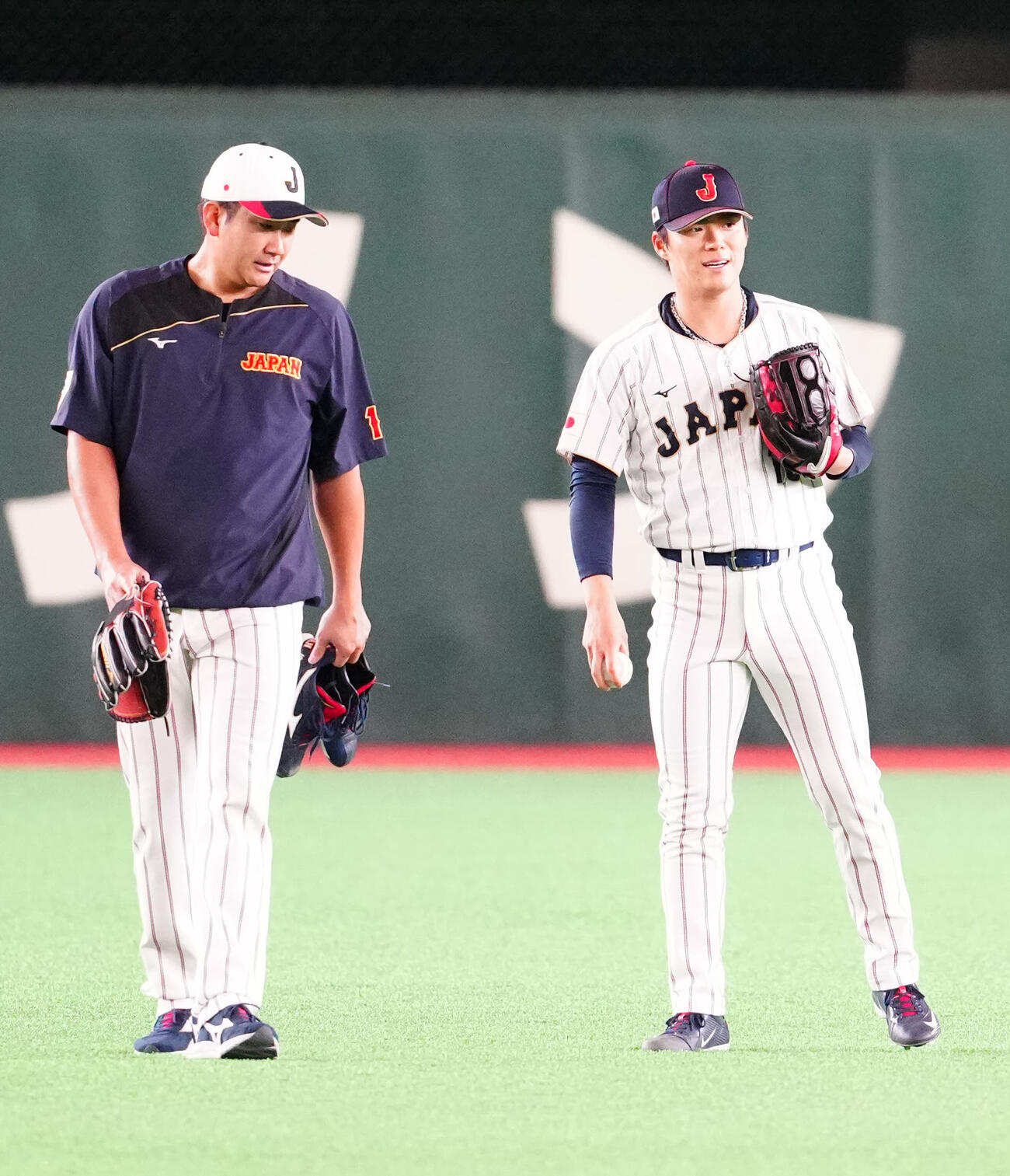 WBC公式練習で投球する山本（右）。左は菅野（撮影・江口和貴）
