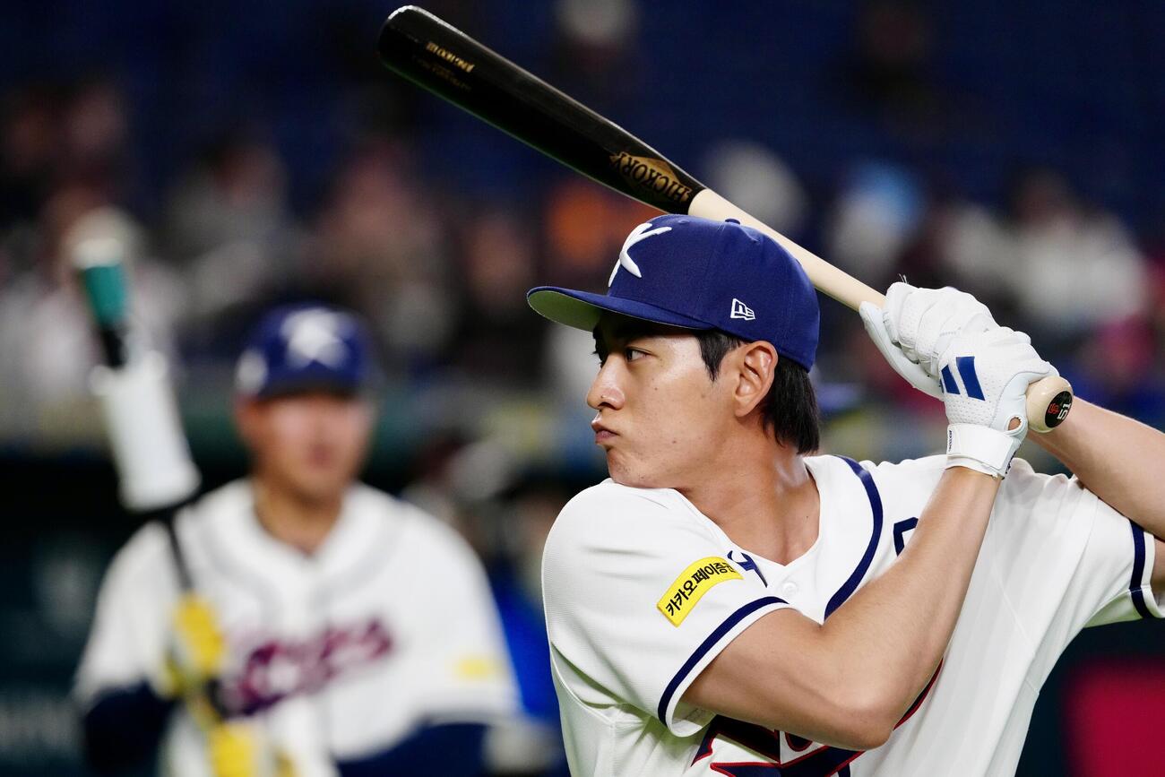 打撃練習する韓国代表の李政厚（撮影・江口和貴）
