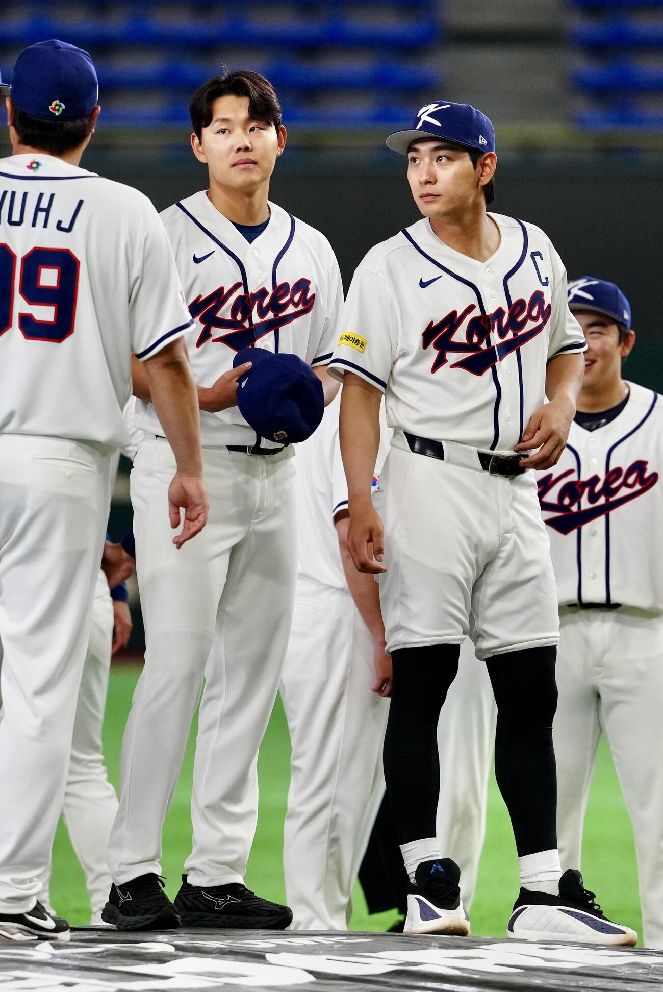 WBC公式練習を行う韓国代表の李政厚（右）と蘇■（王ヘンに行）準（撮影・江口和貴）
