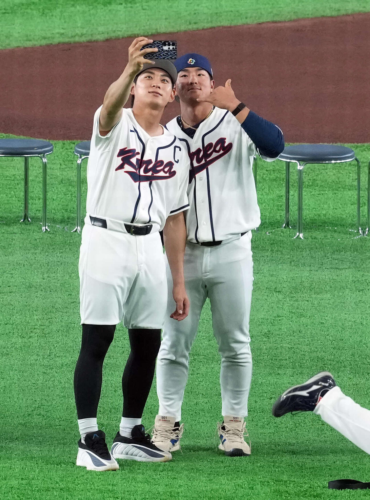 チームメートと記念撮影をする笑顔を見せる韓国代表の李政厚（左）（撮影・たえ見朱実）