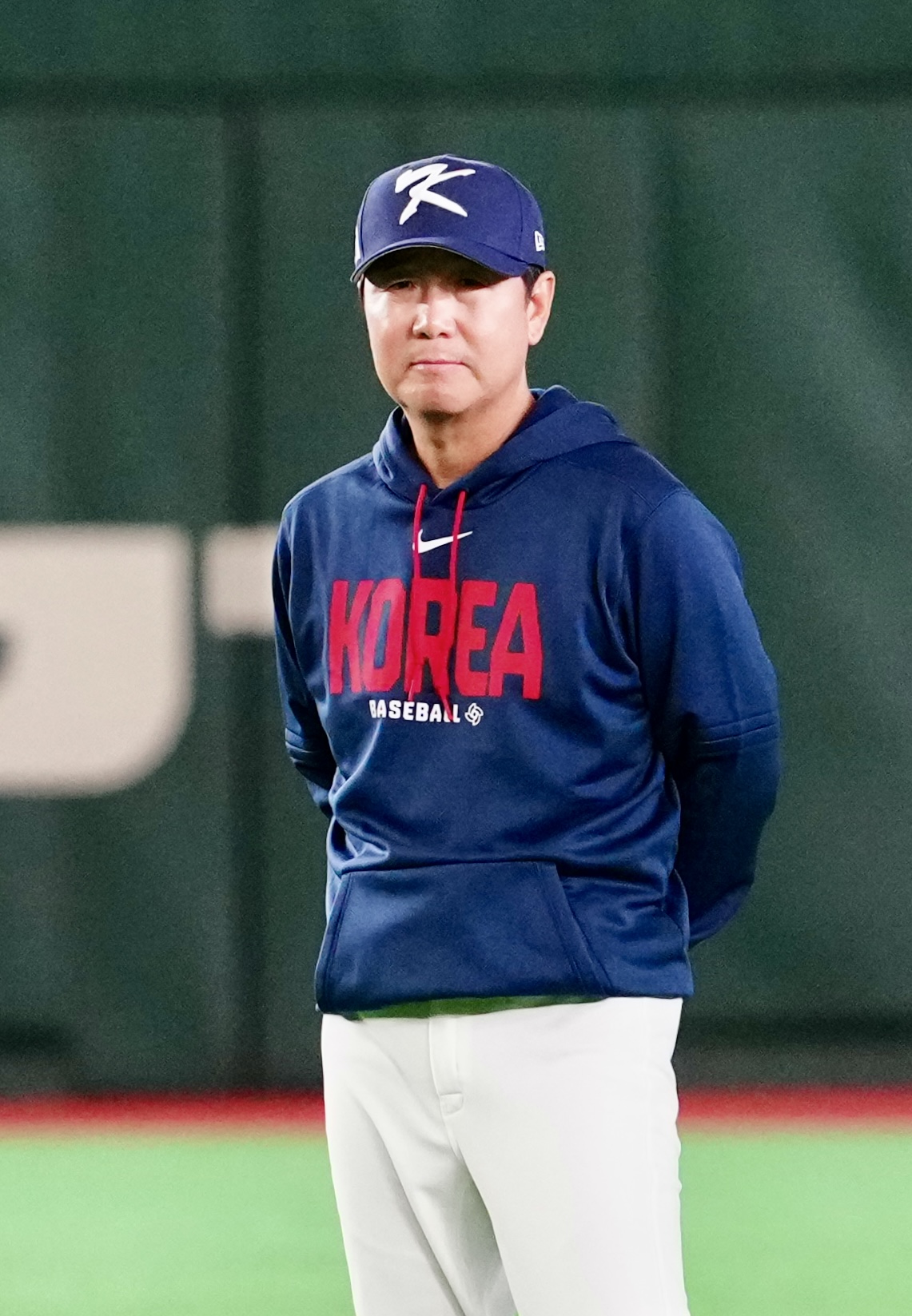WBC公式練習を見つめる韓国代表の柳志炫監督（撮影・江口和貴）