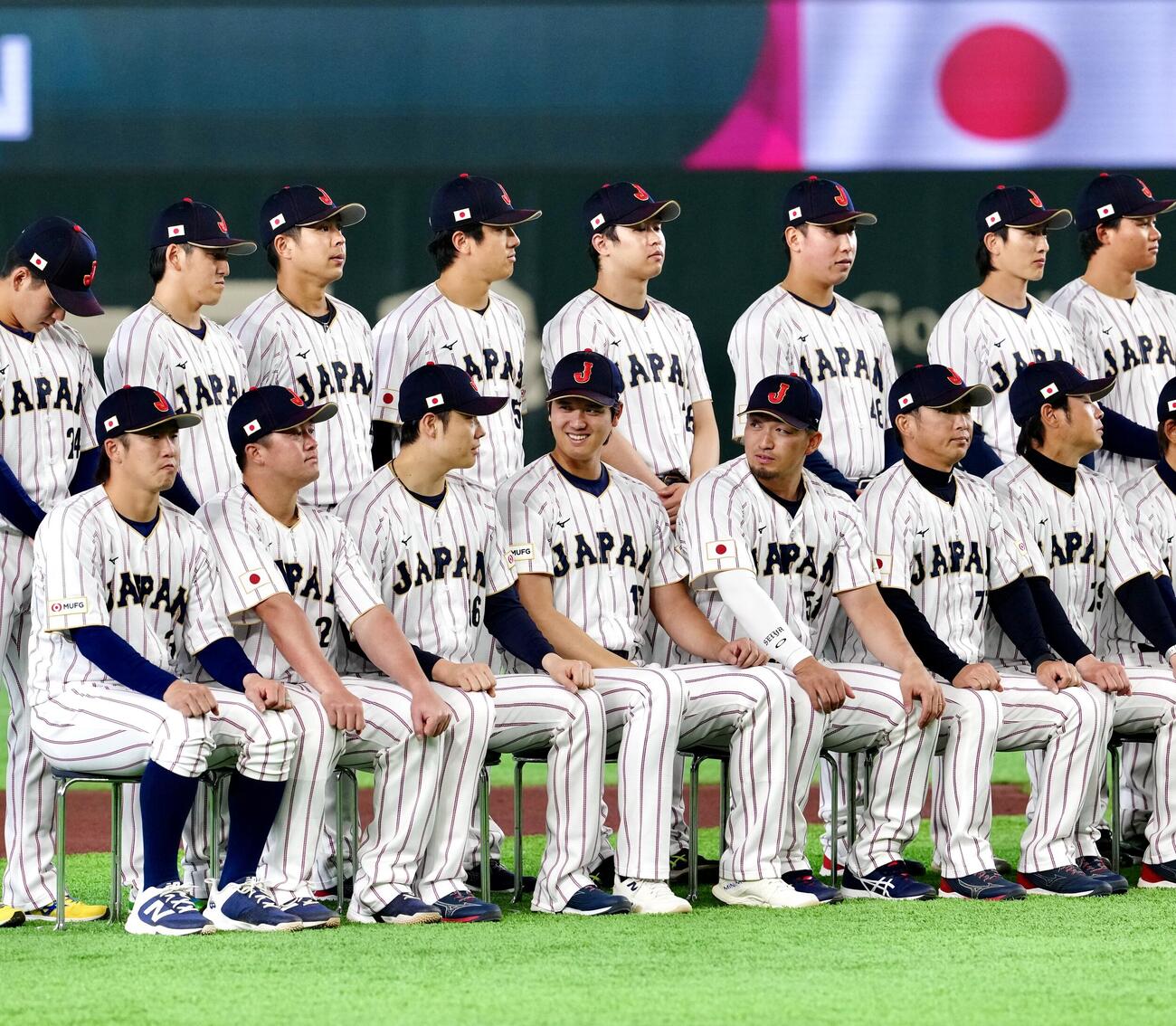 WBC公式練習前、集合写真に納まる大谷（前列中央）ら日本代表の選手たち（撮影・江口和貴）