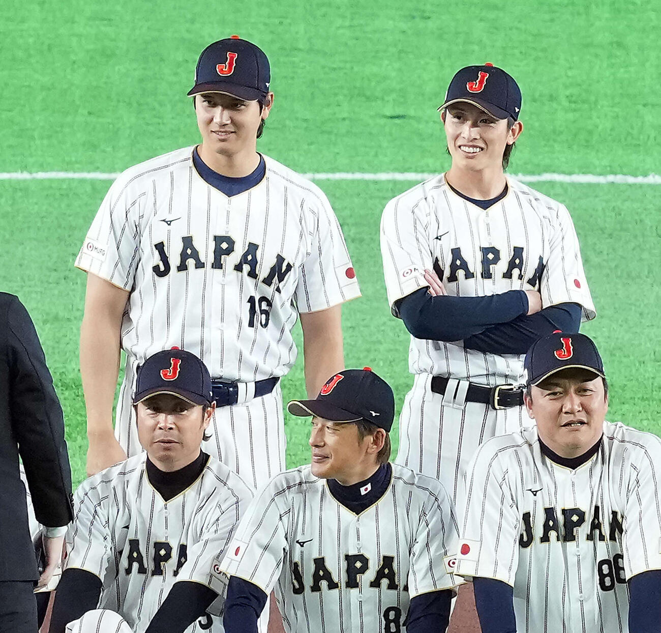 グラウンドで笑顔を見せる大谷（左）と周東（撮影・たえ見朱実）