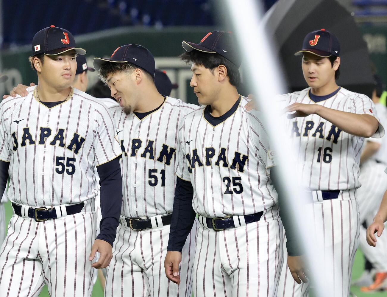 肩を組みながら移動する、左から村上、鈴木、岡本。右は大谷（撮影・河田真司）
