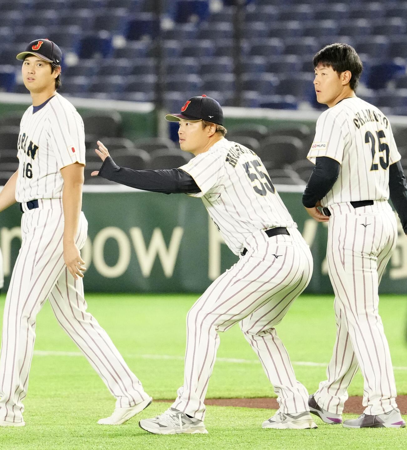 WBC公式練習前、一塁で捕球ポーズを見せる村上（中央）左は大谷、右は岡本（撮影・江口和貴）