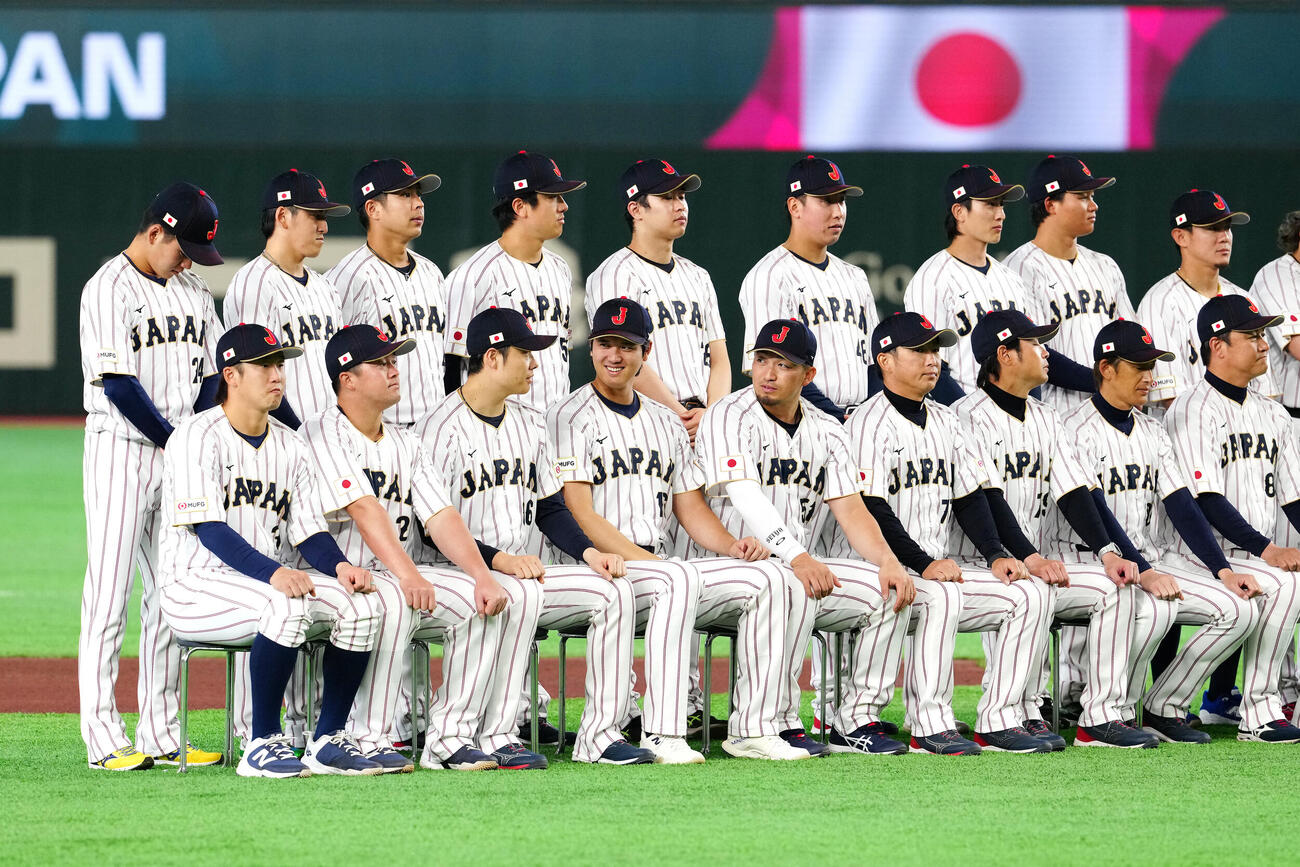 WBC公式練習前、集合写真撮影で笑顔を見せる大谷（前列左から4人目）。同左から小園、牧、松本裕、1人おいて鈴木、梵内野守備・走塁コーチ、亀井外野守備・走塁コーチ、能見投手コーチ、金子ヘッドコーチ、後列左から金丸、隅田、若月、北山、種市、藤平、周東、森下、牧原大（撮影・江口和貴）