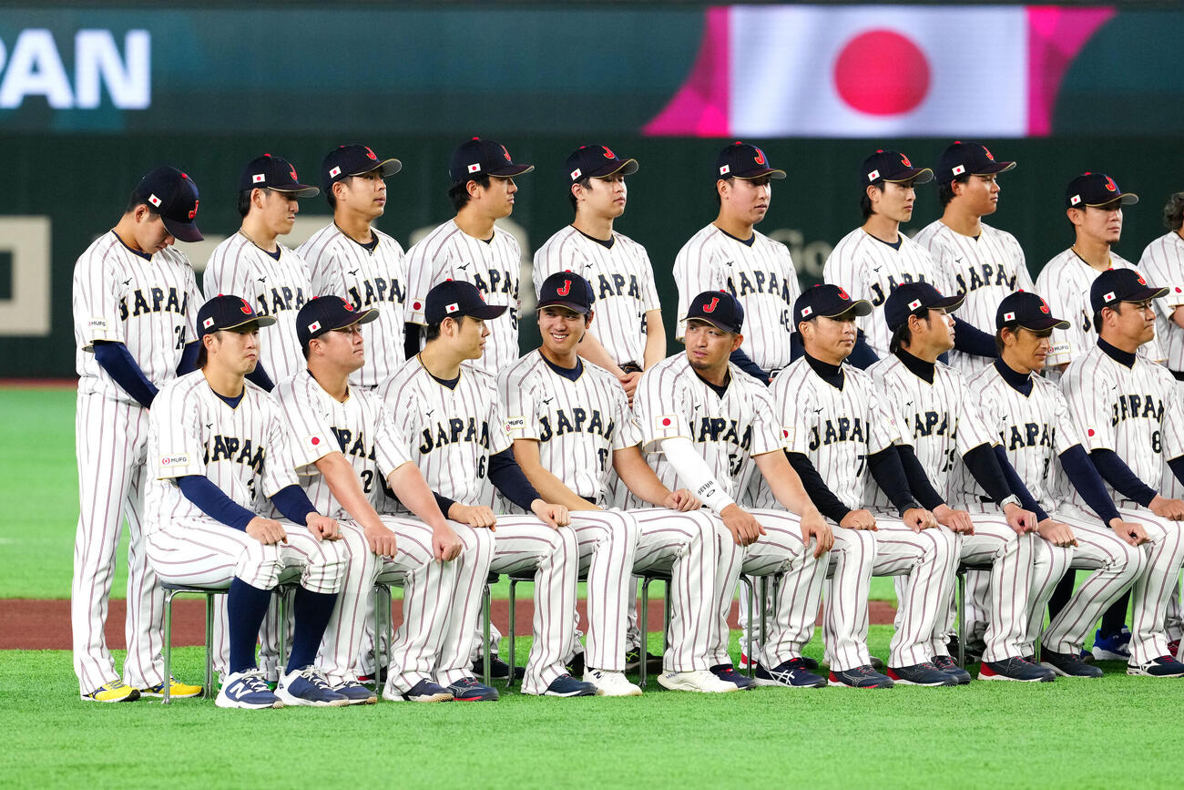 WBC公式練習前、集合写真撮影で笑顔を見せる大谷（前列左から4人目）。同左から小園、牧、松本裕、1人おいて鈴木、梵内野守備・走塁コーチ、亀井外野守備・走塁コーチ、能見投手コーチ、金子ヘッドコーチ、後列左から金丸、隅田、若月、北山、種市、藤平、周東、森下、牧原大（撮影・江口和貴）