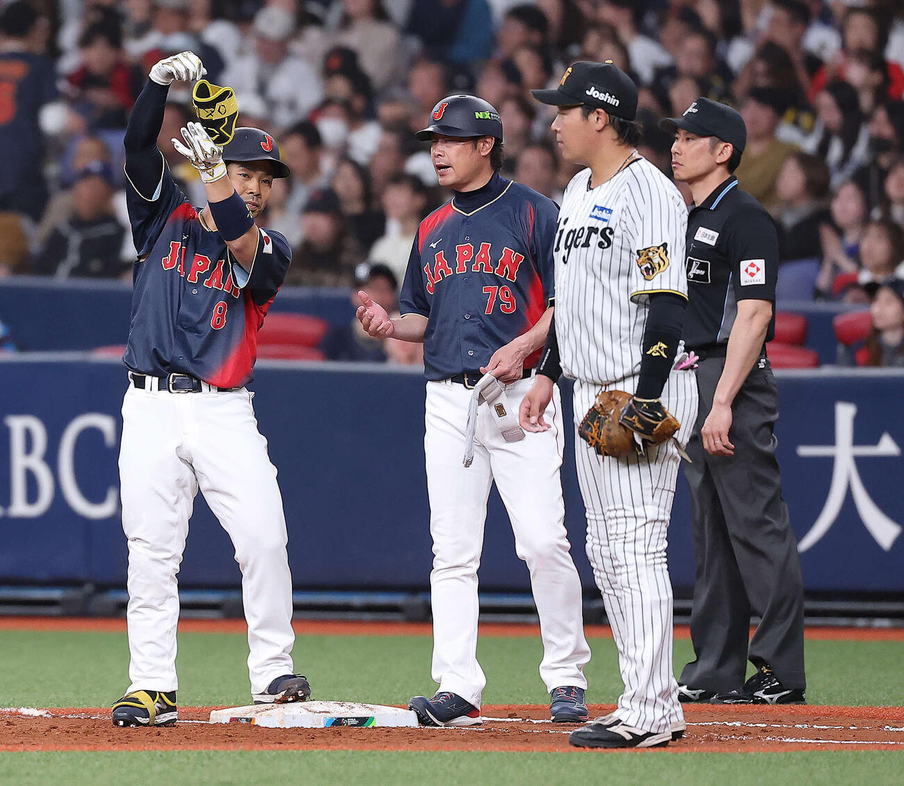 阪神対日本　3回表日本2死三塁、中前適時打で出塁しベンチに向かい「お茶ポーズ」する近藤（2026年3月3日撮影）