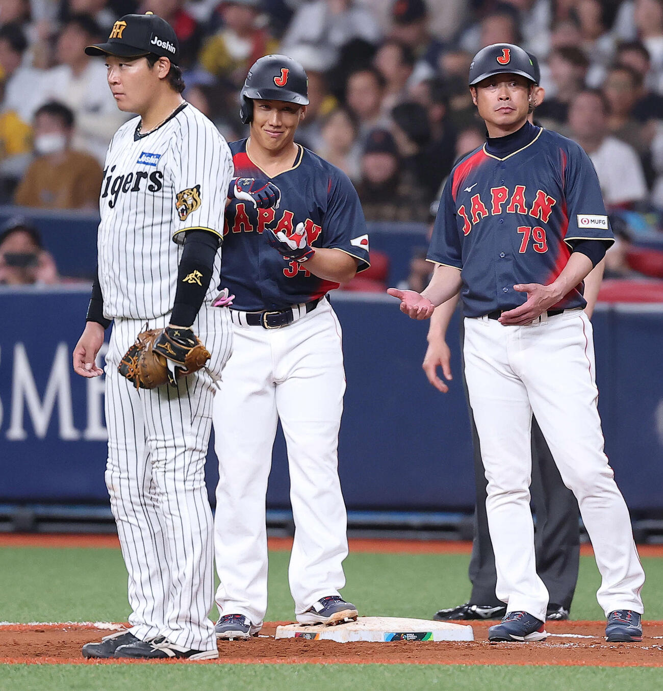 阪神対日本　7回表日本無死一塁、左前打を放ち出塁する吉田（2026年3月3日撮影）