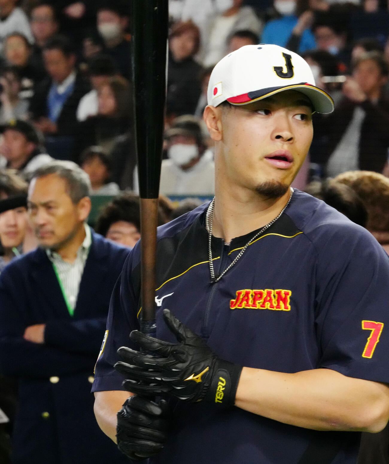 WBC公式練習を行う佐藤。後方は渡辺謙（撮影・江口和貴）