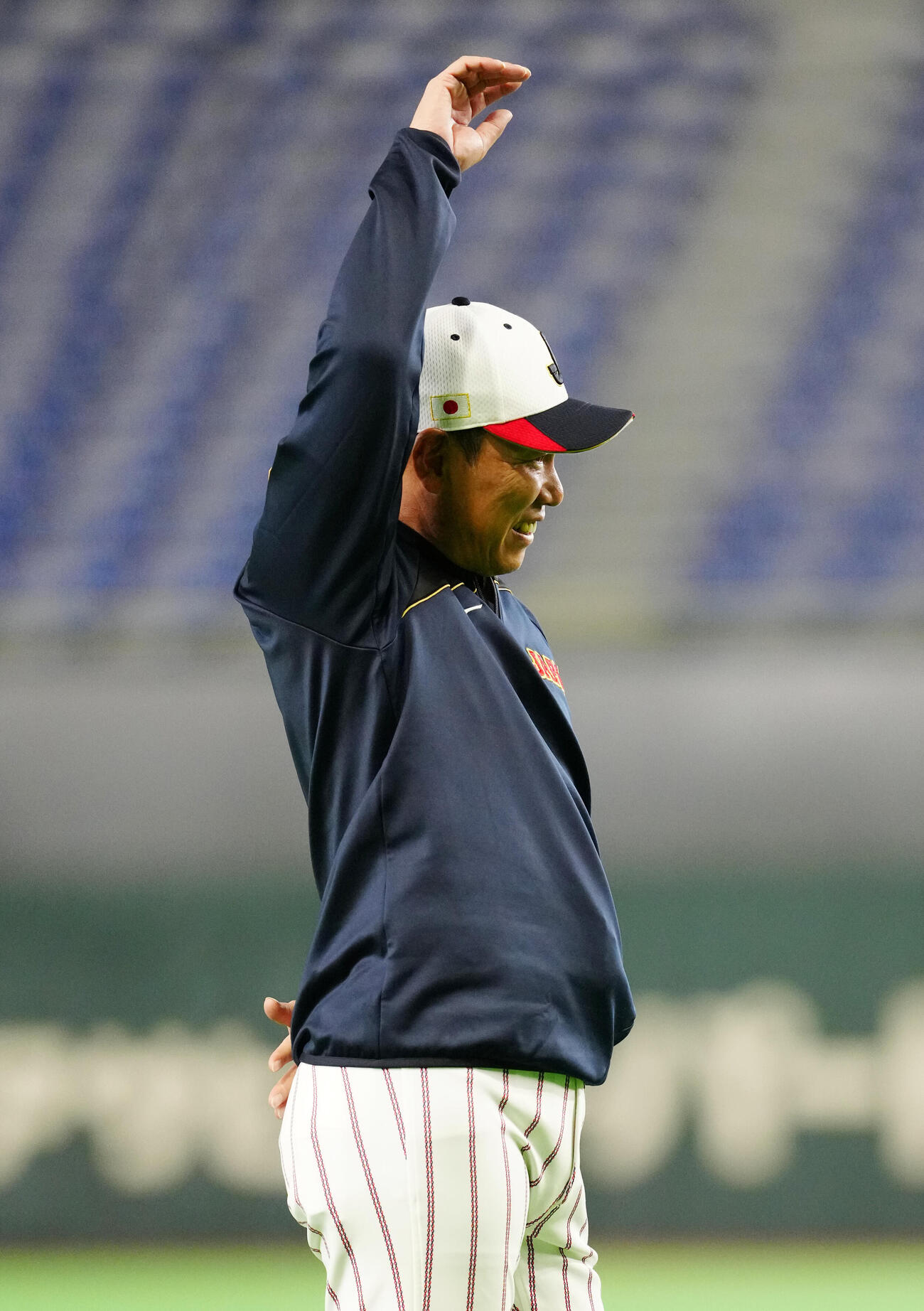 マウンド付近からの投球後、腕を回す井端監督（撮影・江口和貴）