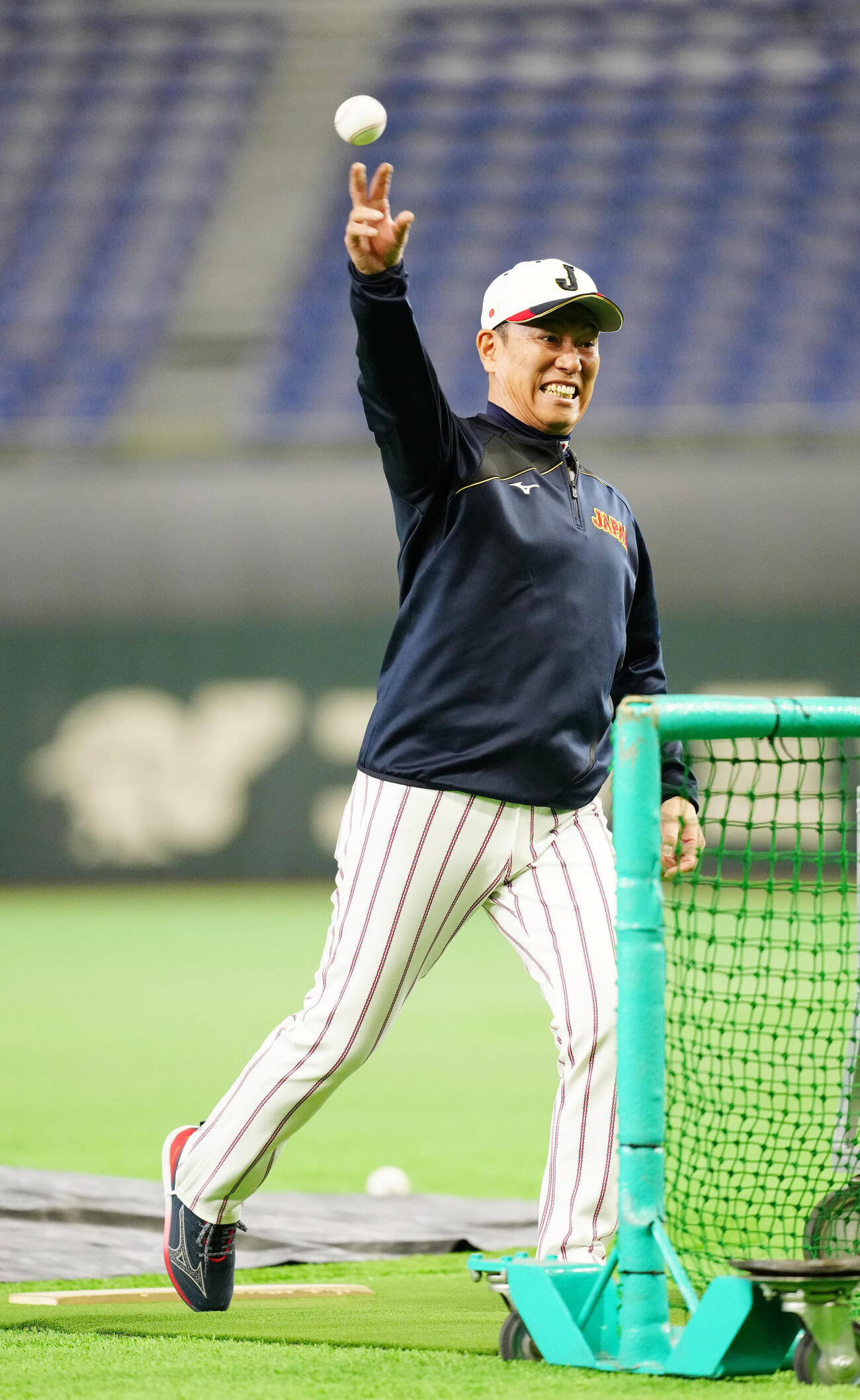 マウンド付近から投球する井端監督（撮影・江口和貴）