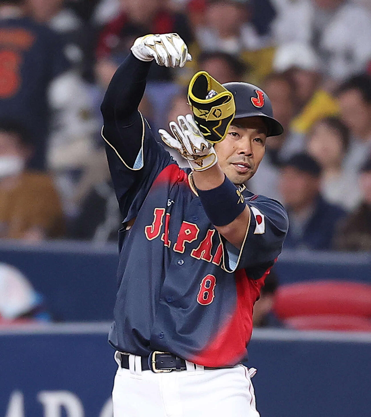 2026年3月3日、侍ジャパン強化試合で中前適時打で出塁しベンチに向かい「お茶ポーズ」をする近藤健介