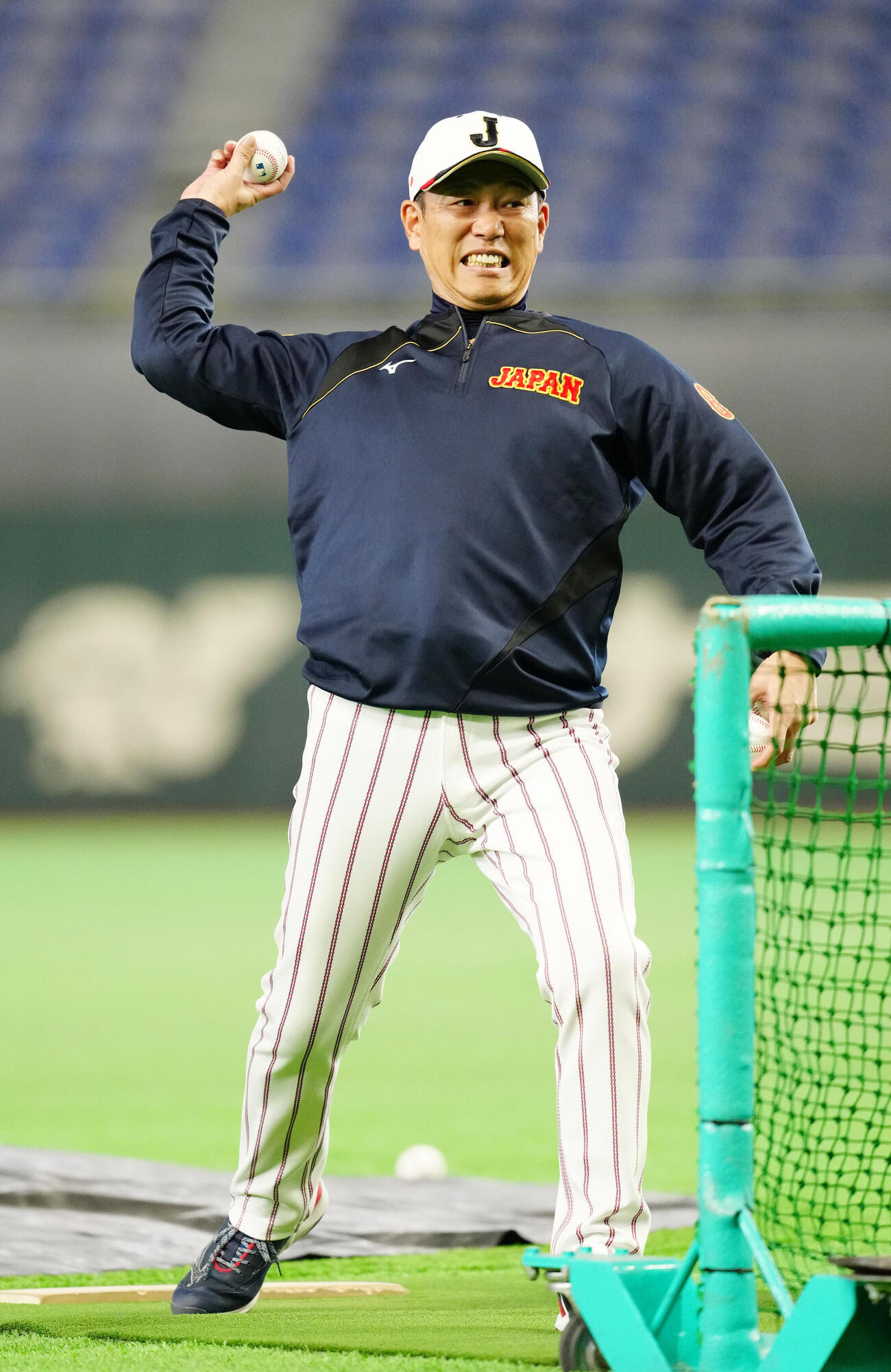 マウンド付近から投球する井端監督（撮影・江口和貴）