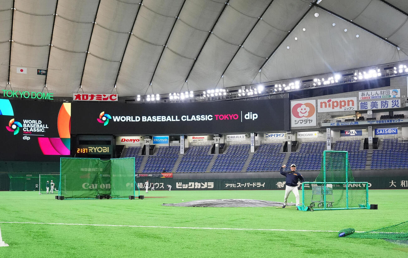 マウンド付近から投球する井端監督（撮影・江口和貴）