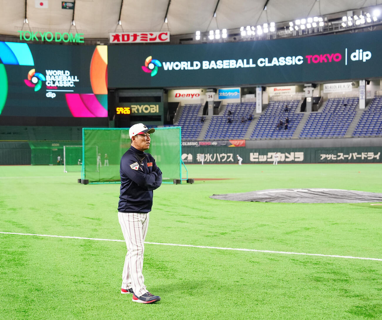 日本代表のWBC公式練習を見つめる井端監督（撮影・江口和貴）