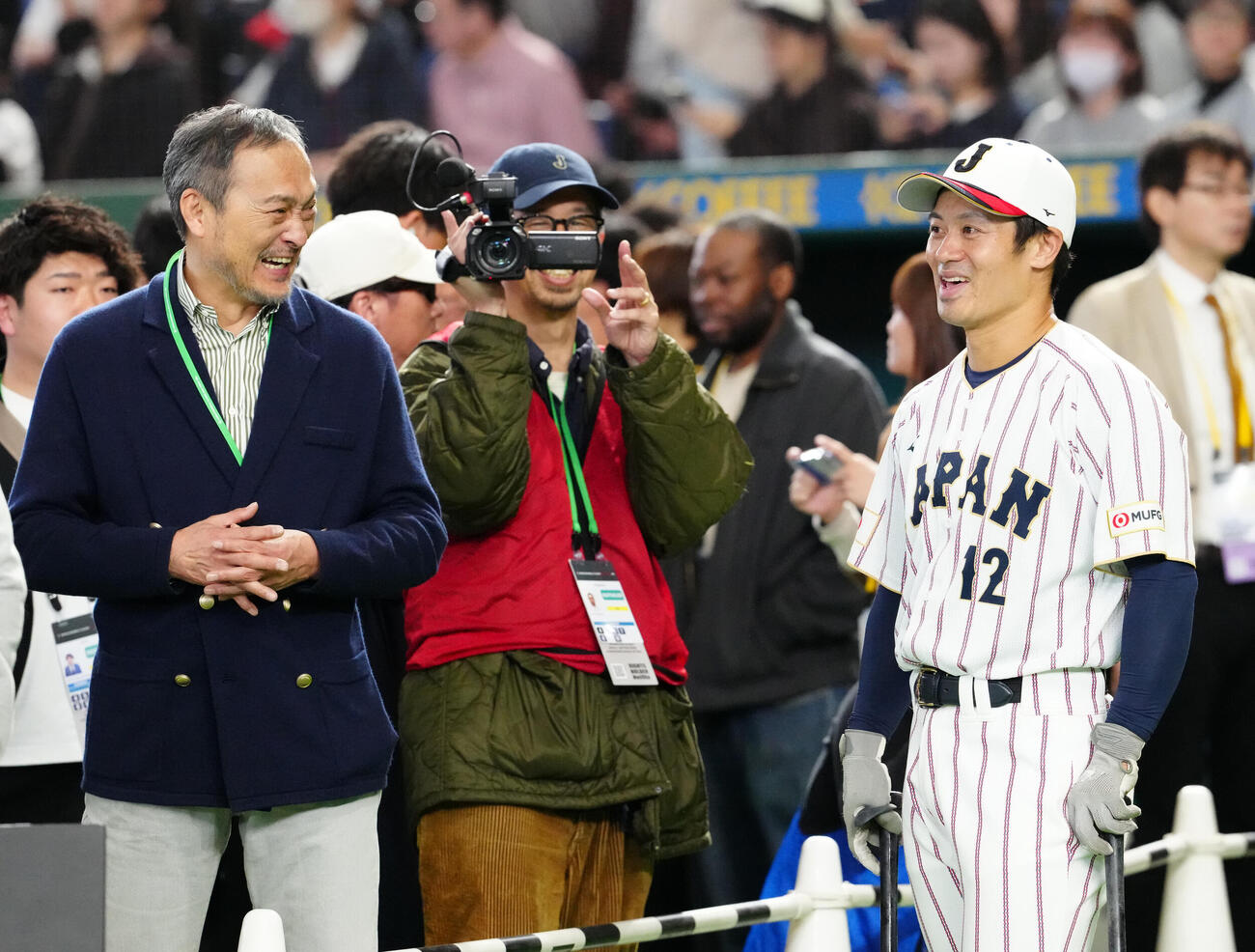 WBC公式練習を見学する渡辺謙（左）と言葉を交わす坂本（撮影・江口和貴）