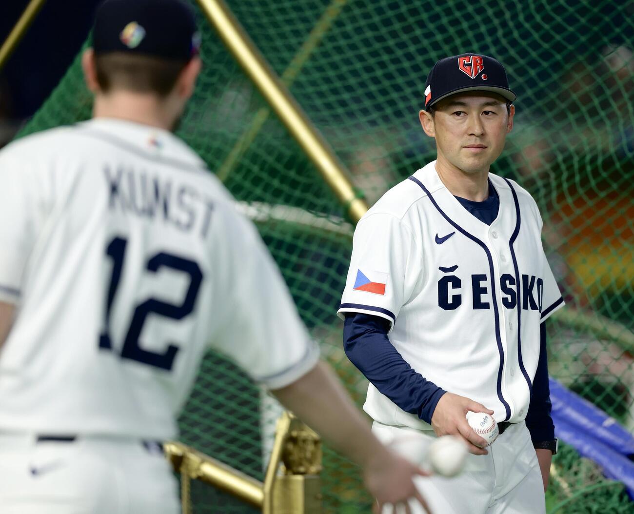 練習で球を出すチェコ代表の田久保内野守備コーチ（撮影・河田真司）
