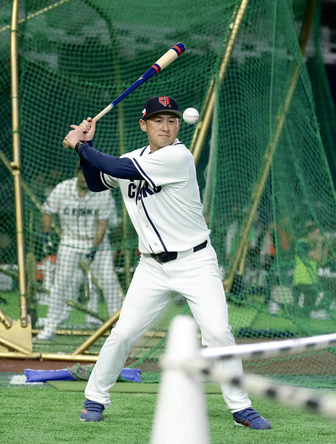 練習で球を出すチェコ代表の田久保内野守備コーチ（撮影・河田真司）
