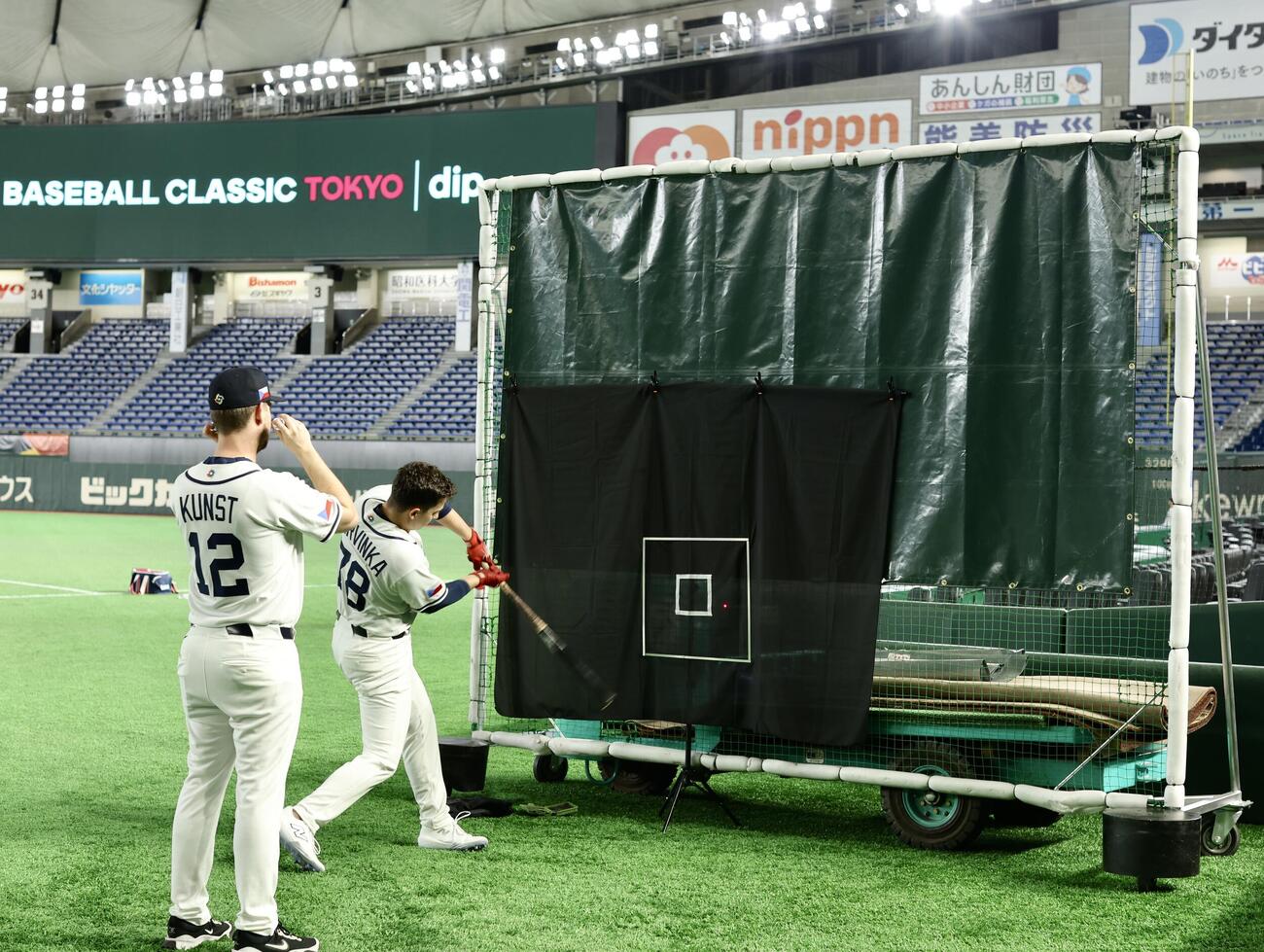 レーザーポインターを使った練習を行うチェコ代表（撮影・河田真司）