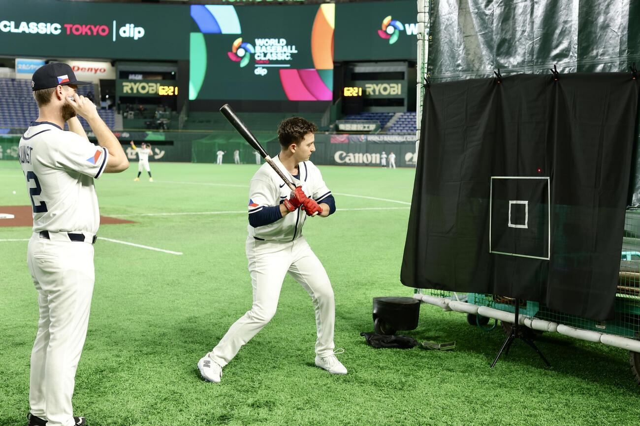レーザーポインターを使った練習を行うチェコ代表（撮影・河田真司）