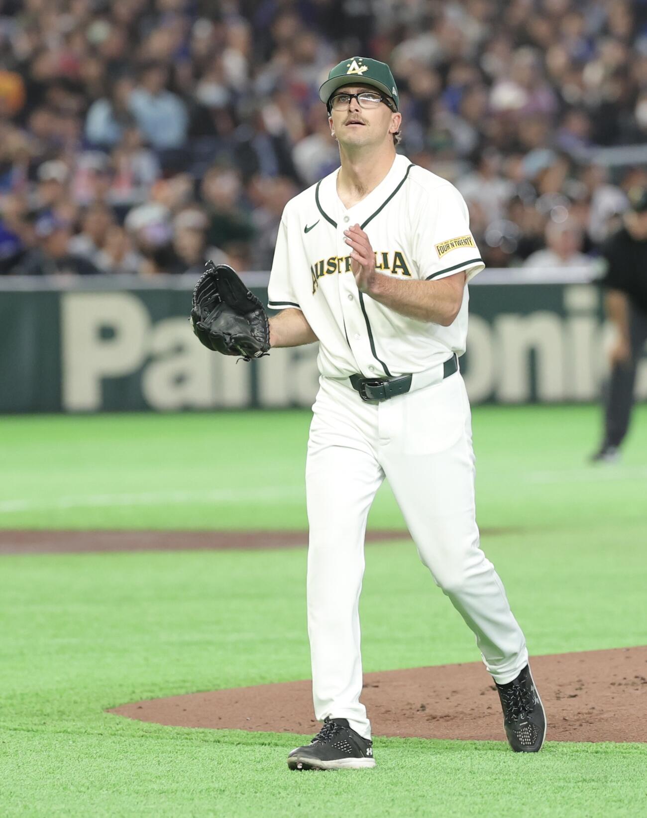 オーストラリア対台湾　3回表を抑えグラブをたたくA・ウェルズ（撮影・河田真司）
