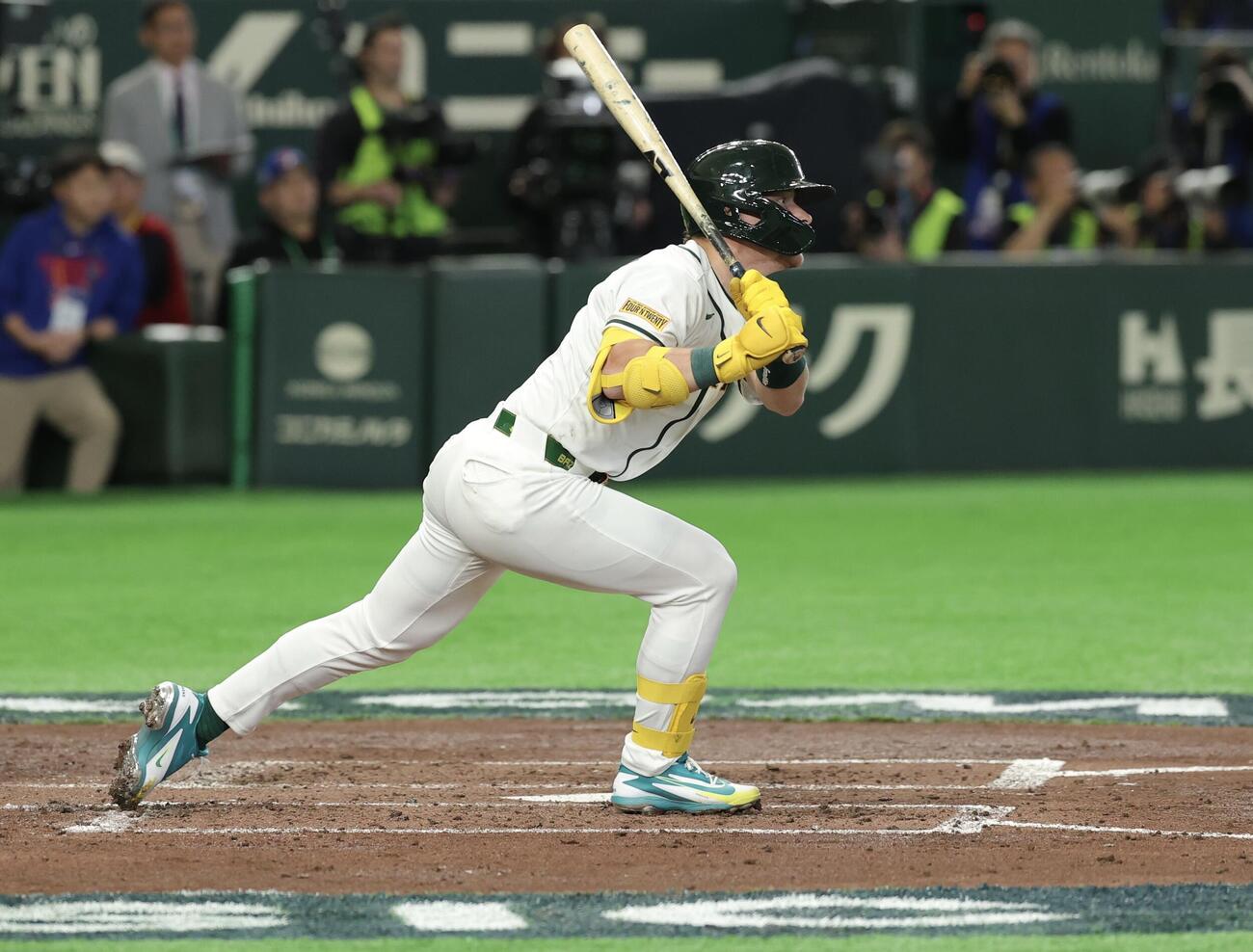 オーストラリア対台湾　3回裏オーストラリア2死、中前打を放つバザナ（撮影・河田真司）