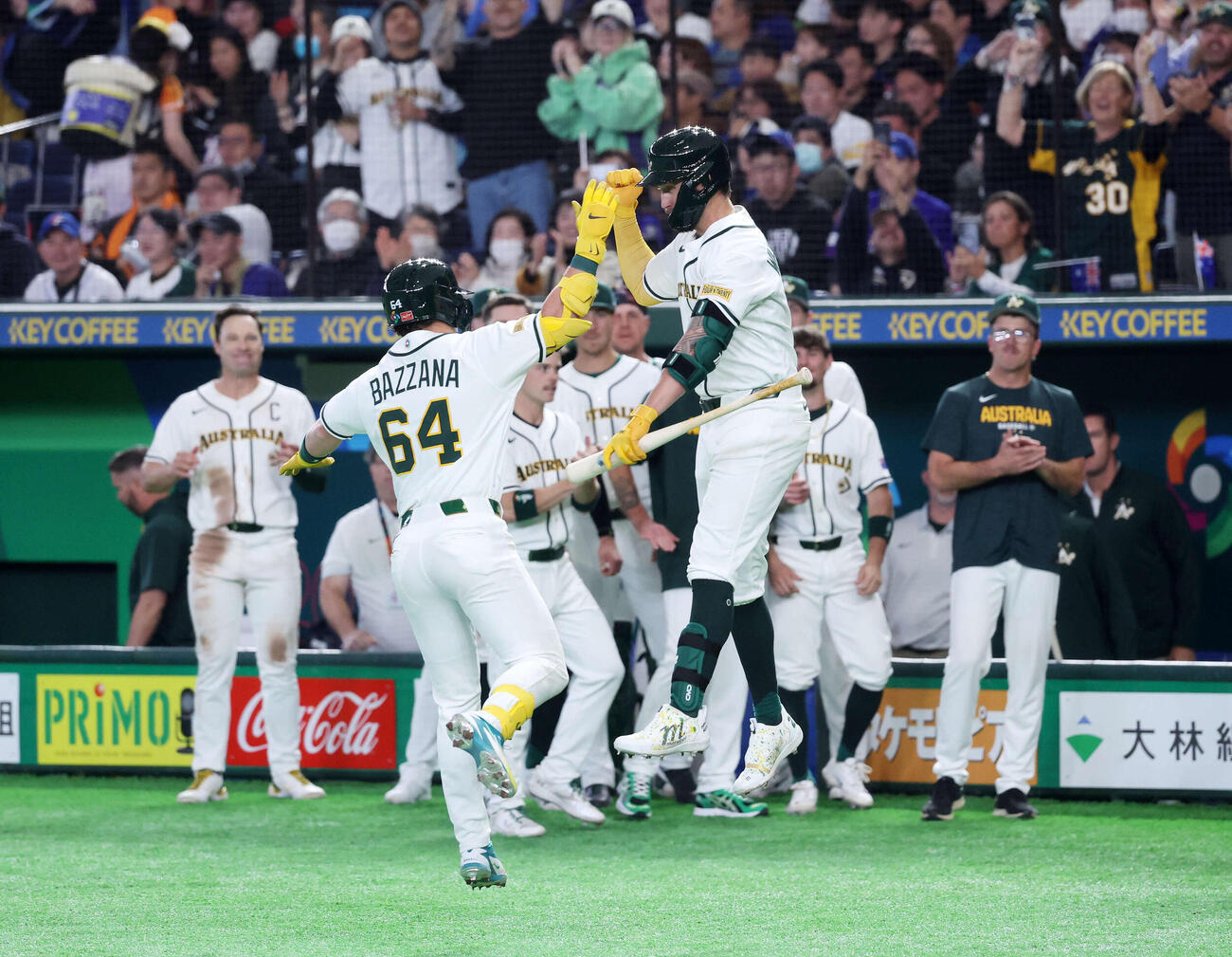 オーストラリア対台湾　7回裏オーストラリア1死、バザナ（左）の右越え本塁打に喜ぶ選手たち（撮影・鈴木正人）　
